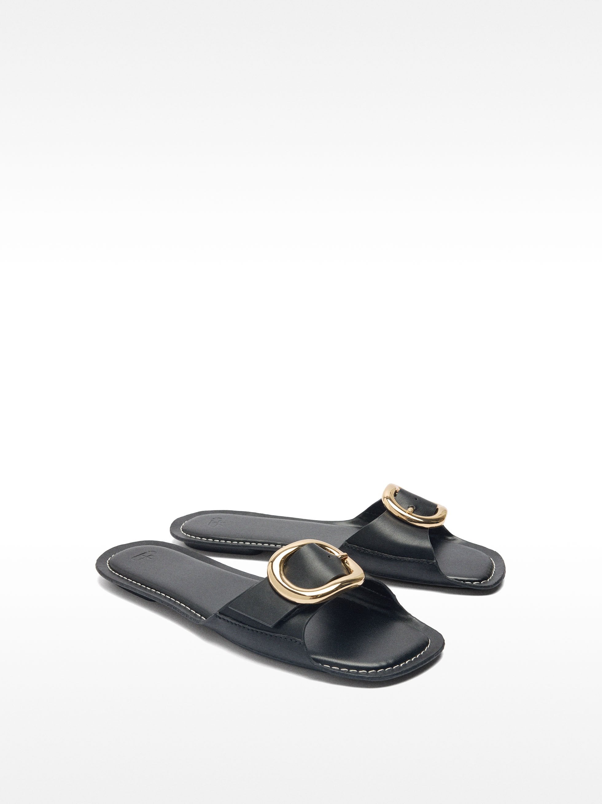 Sandalias Rasas Con Hebilla