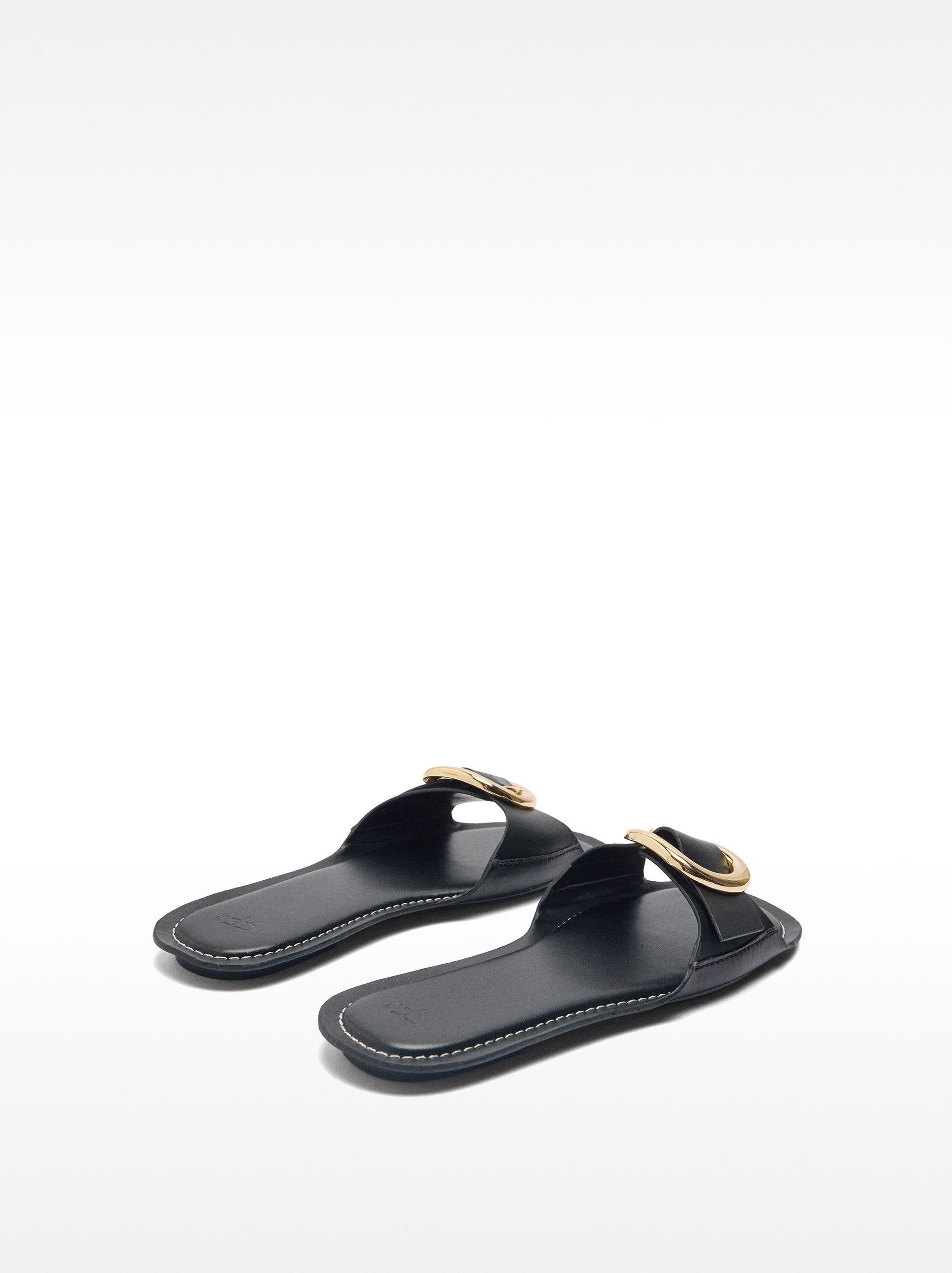 Sandalias Rasas Con Hebilla