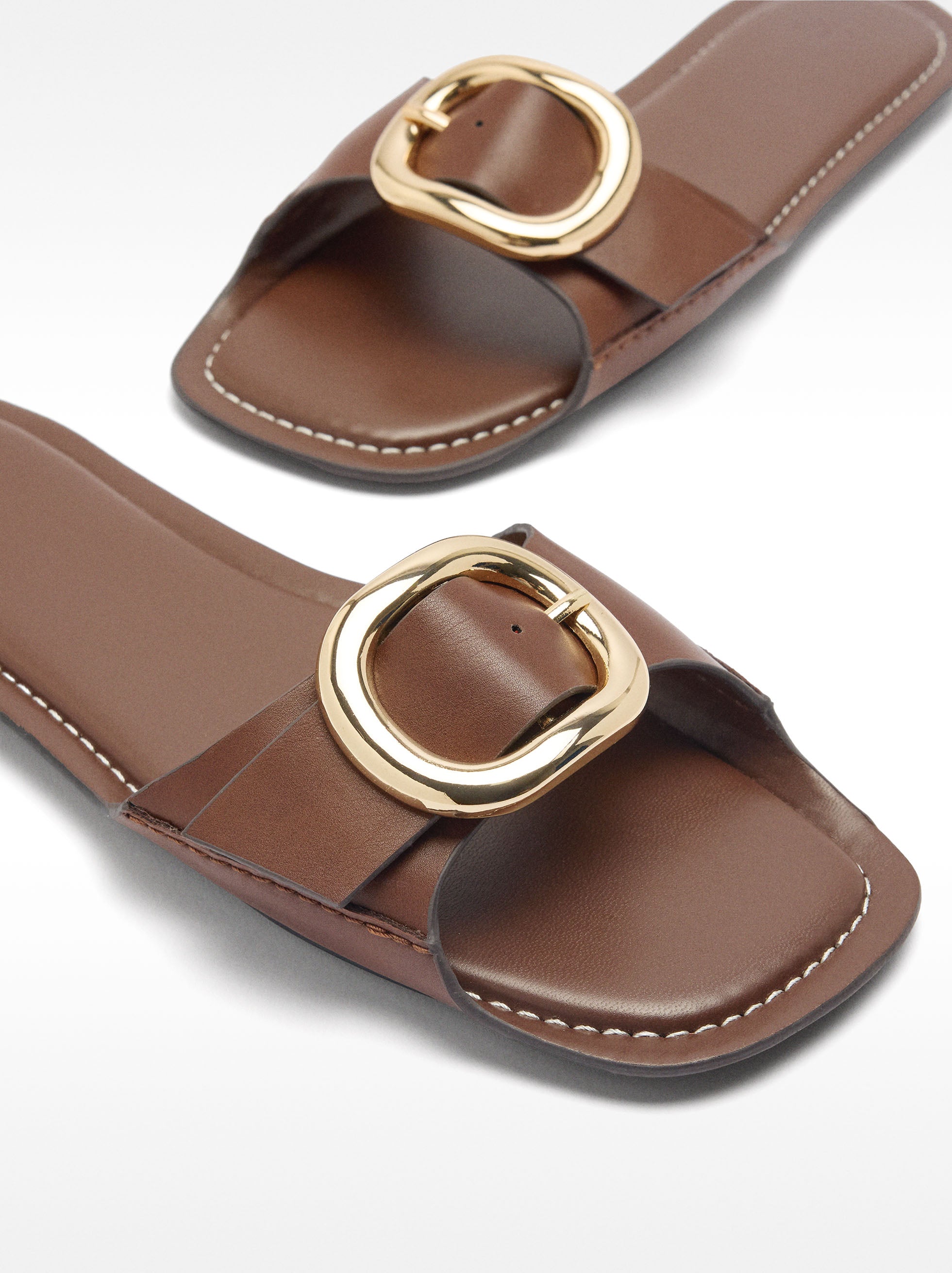 Sandalias Rasas Con Hebilla