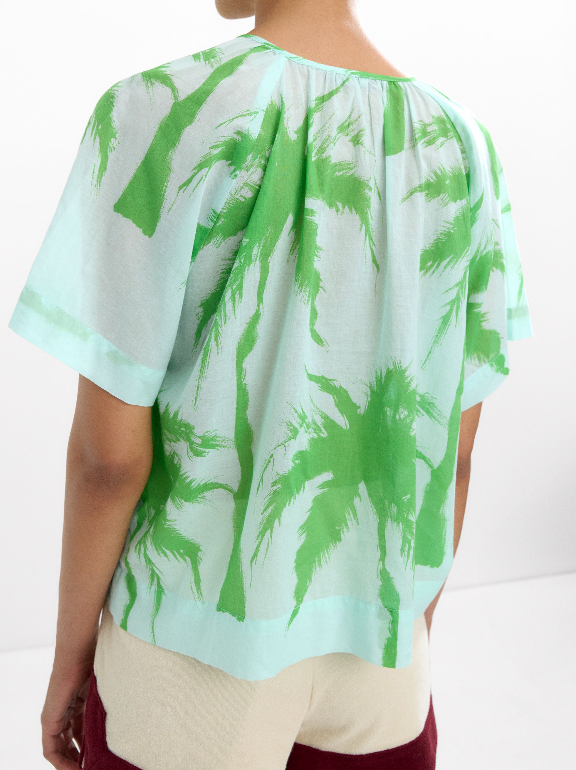 Blusa De 100% Algodón Con Estampado De Palmeras
