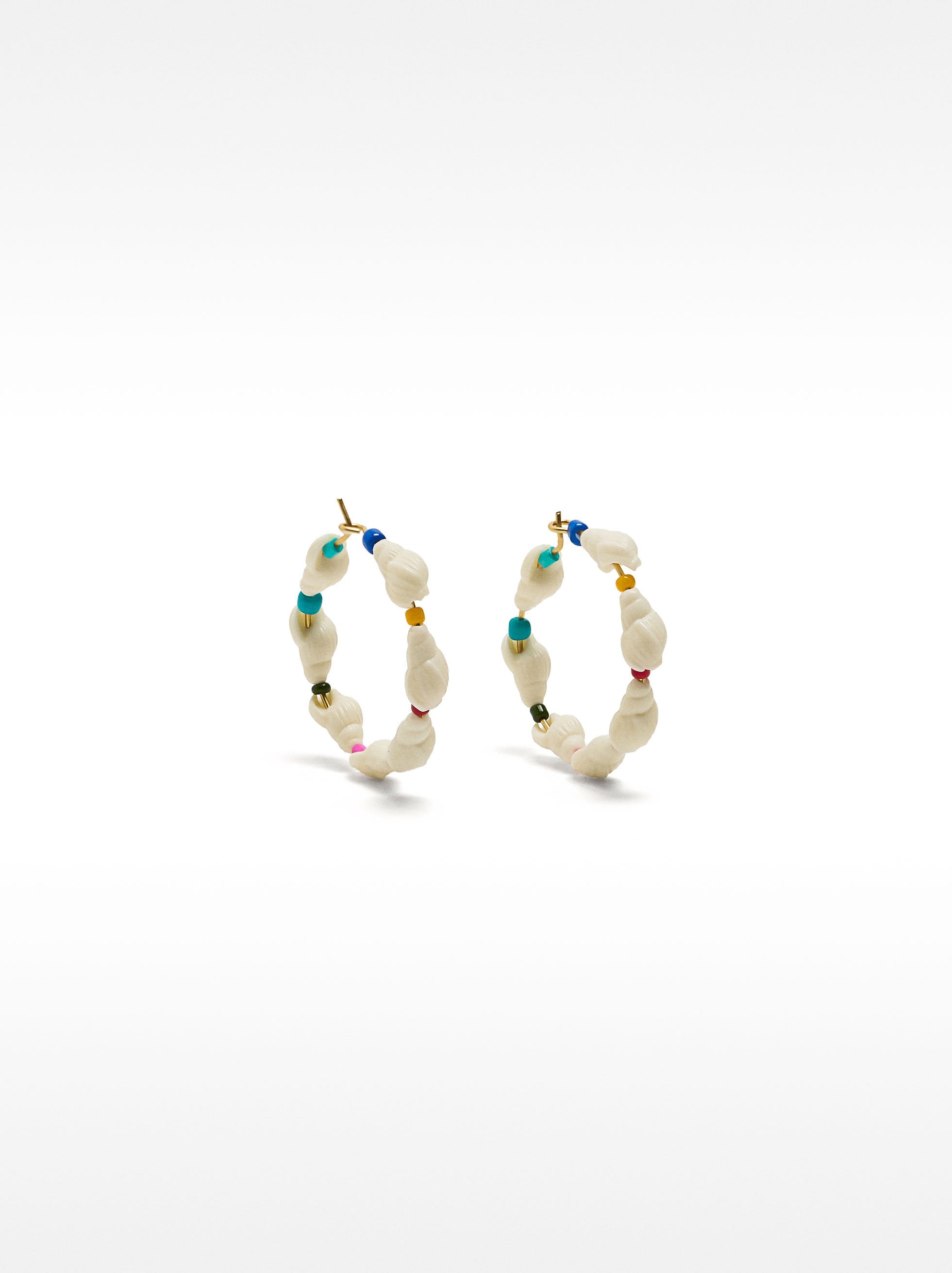 Aros Con Conchas Y Cuentas Multicolor