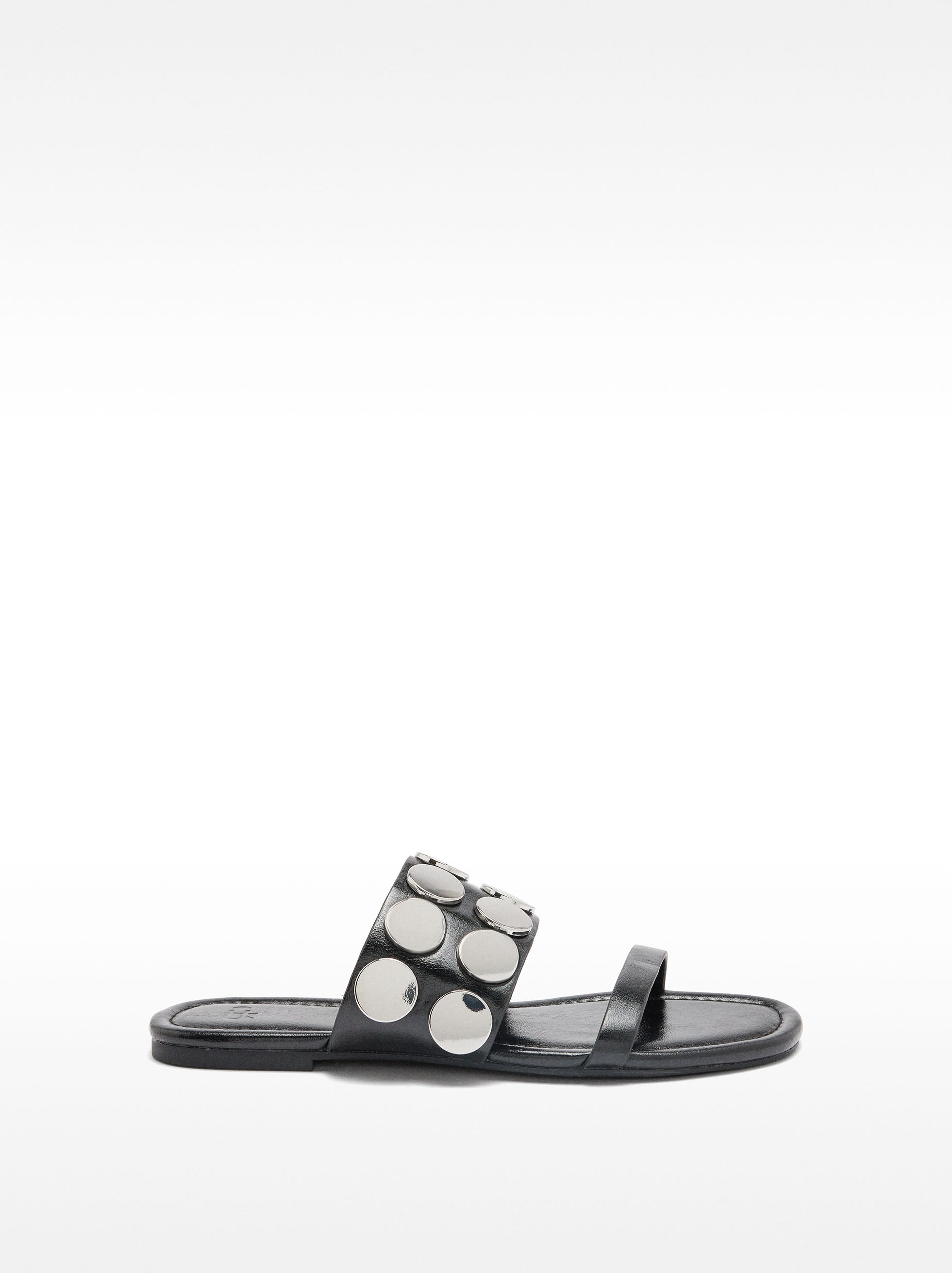 Sandalias Rasas Con Detalles Metálicos