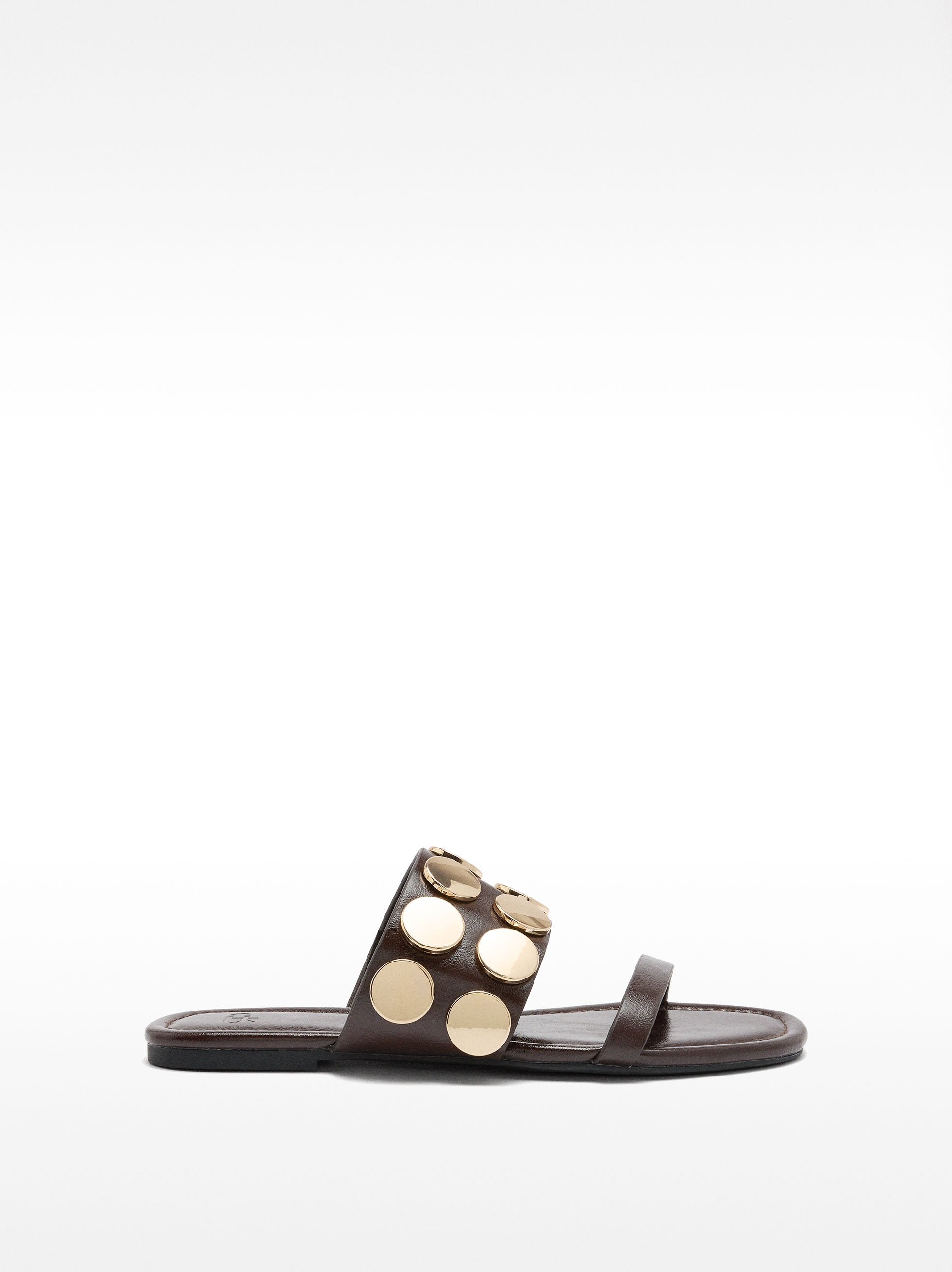 Sandalias Rasas Con Detalles Metálicos