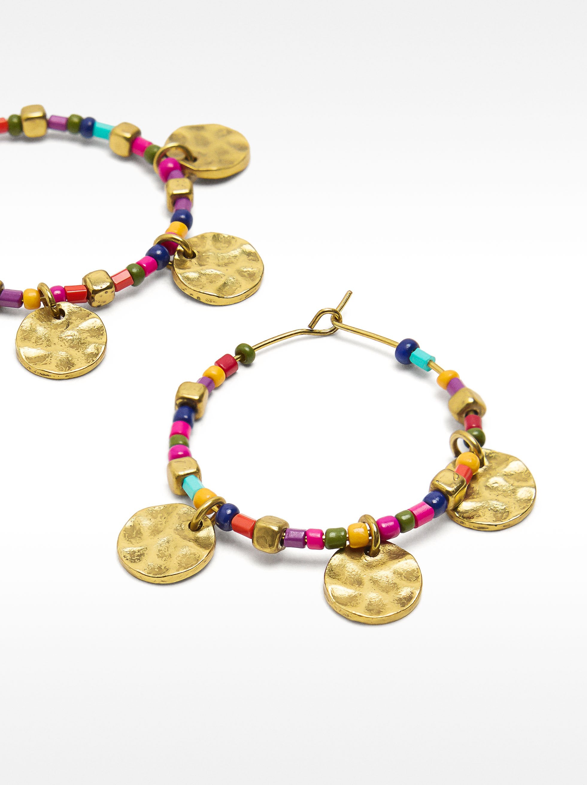 Aros Con Cuentas Multicolor Y Medallas