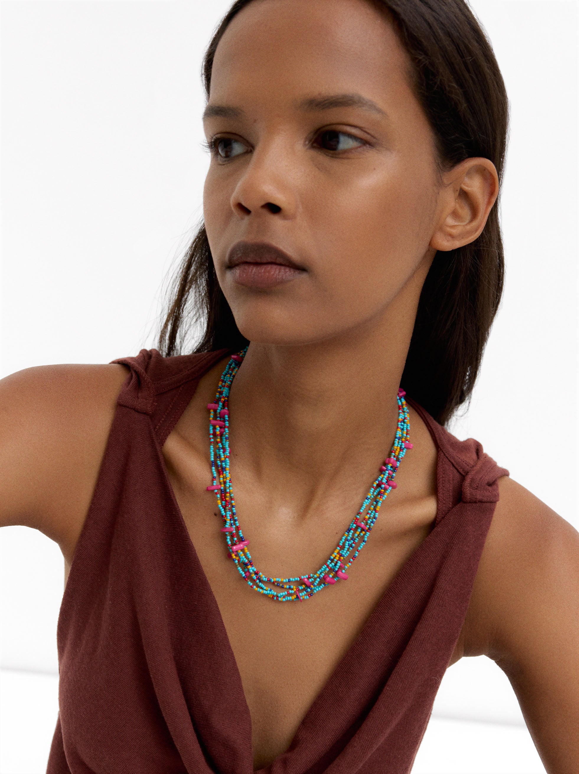 Collar Corto Con Varias Filas De Cuentas