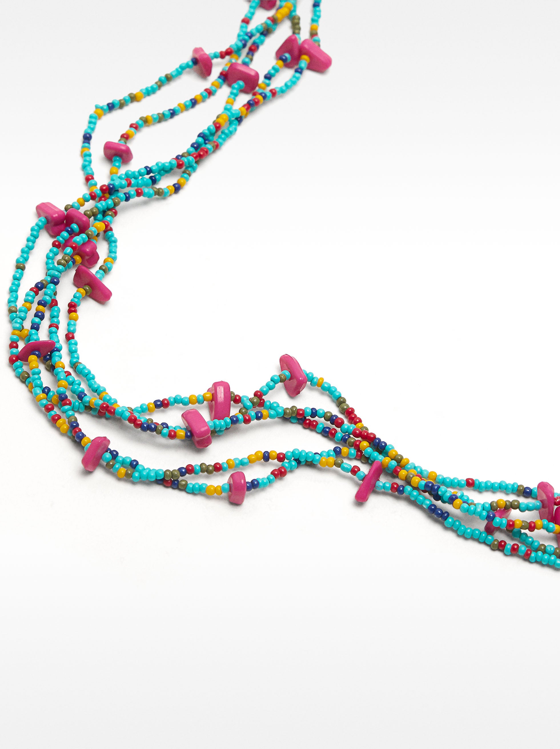 Collar Corto Con Varias Filas De Cuentas