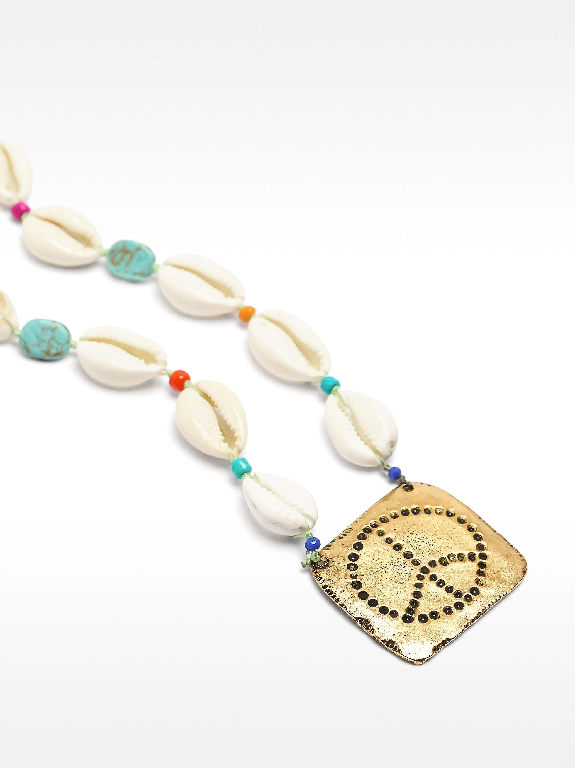 Collar Corto De Conchas Con Colgante