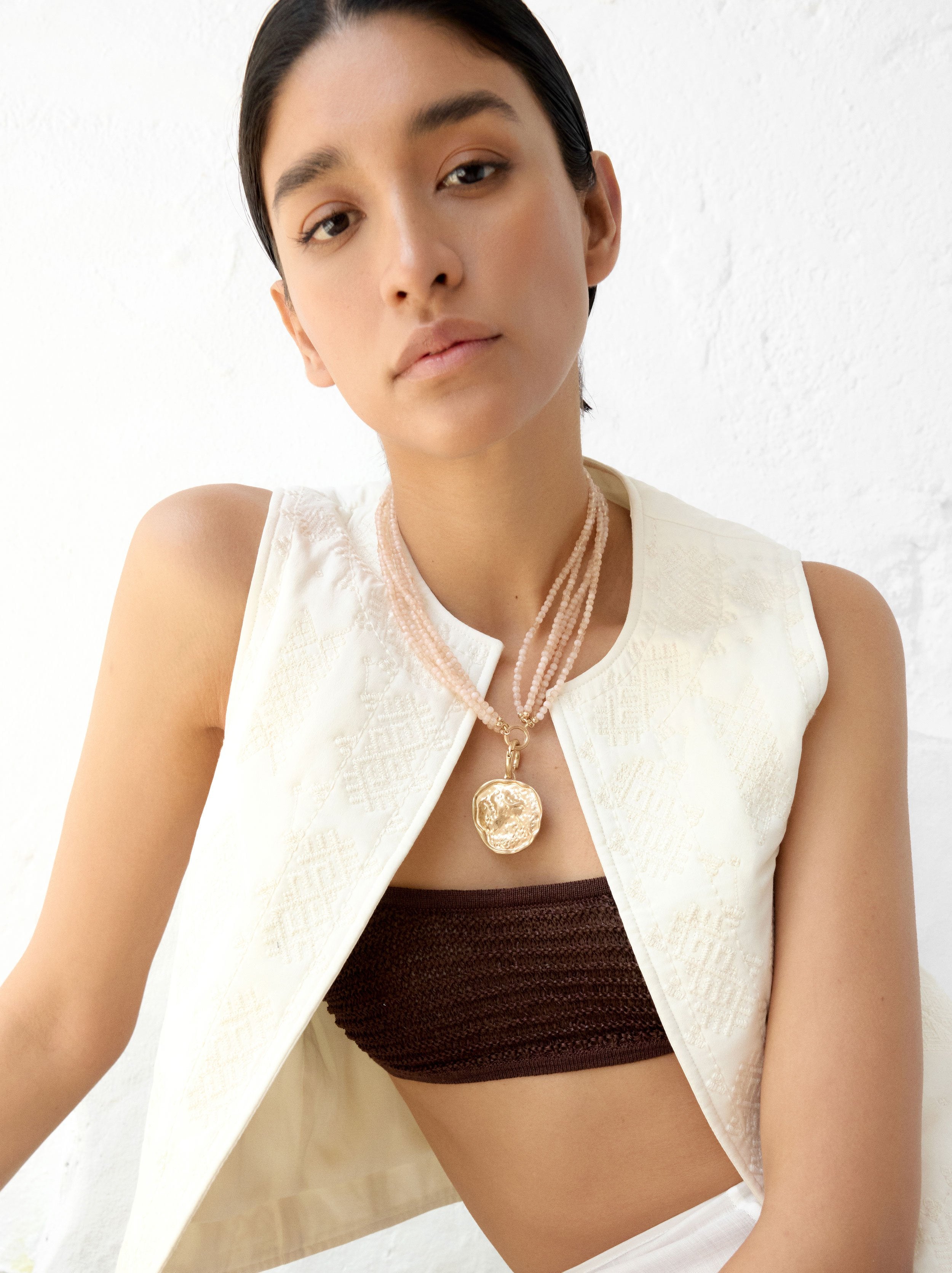 Collar Multihileras Con Medalla