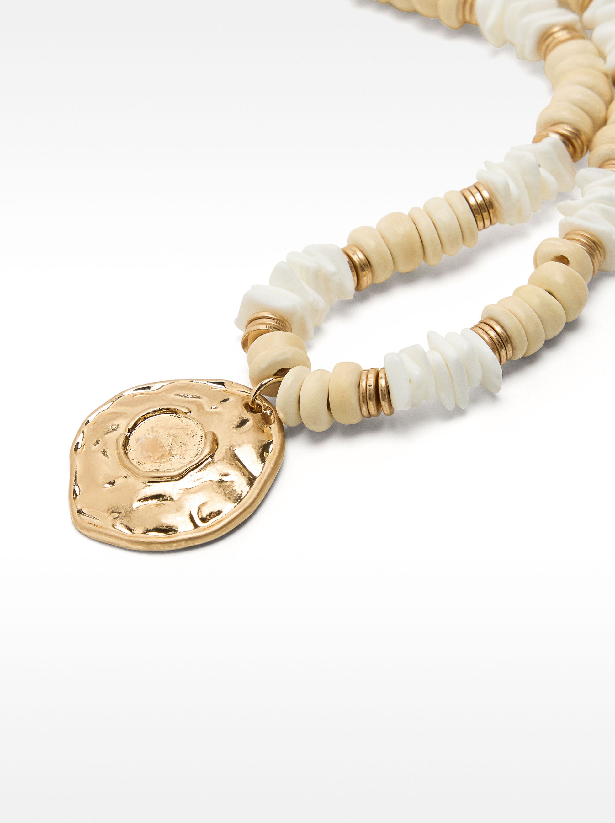 Collar Corto Con Conchas Y Madera