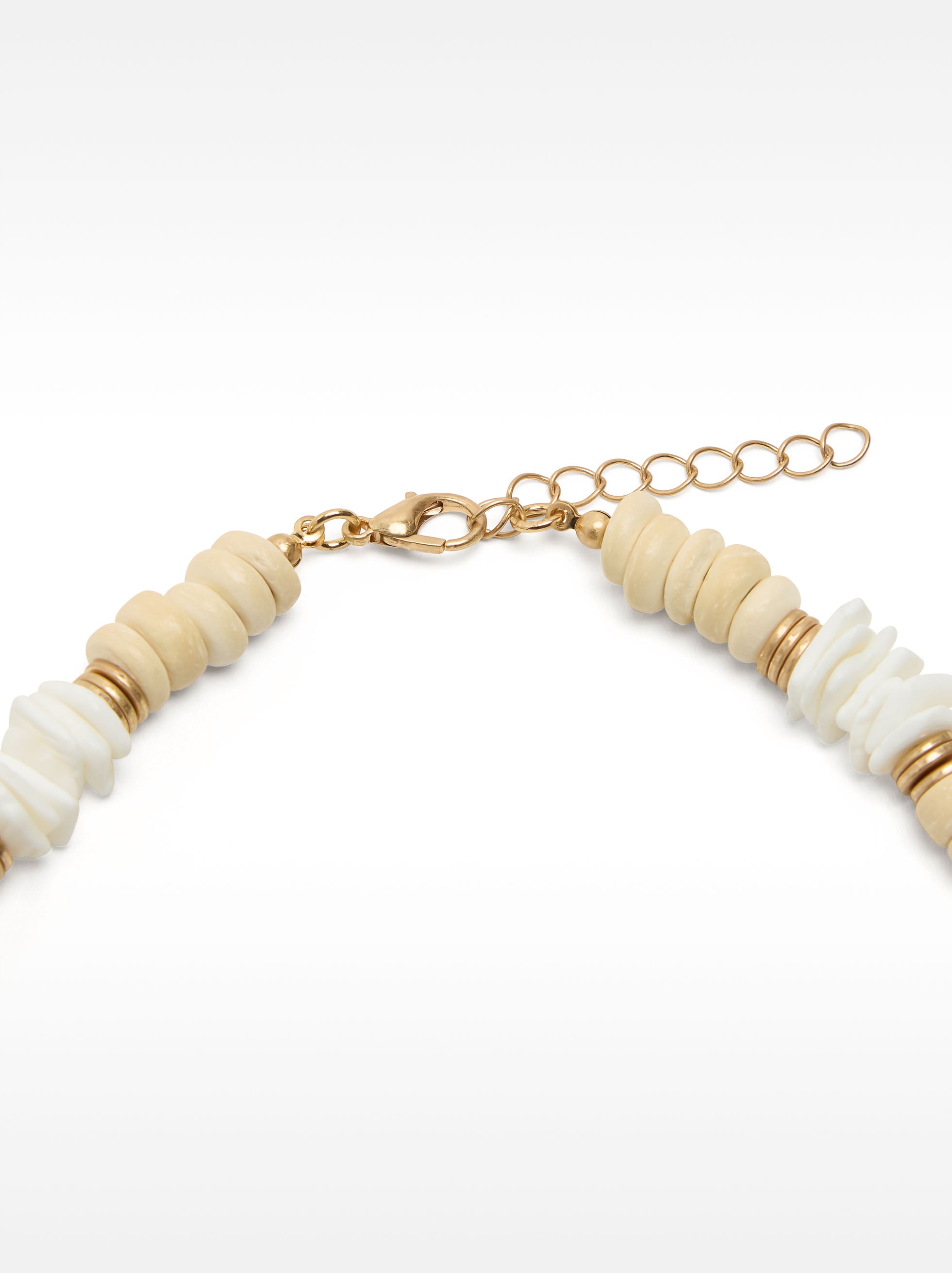 Collar Corto Con Conchas Y Madera