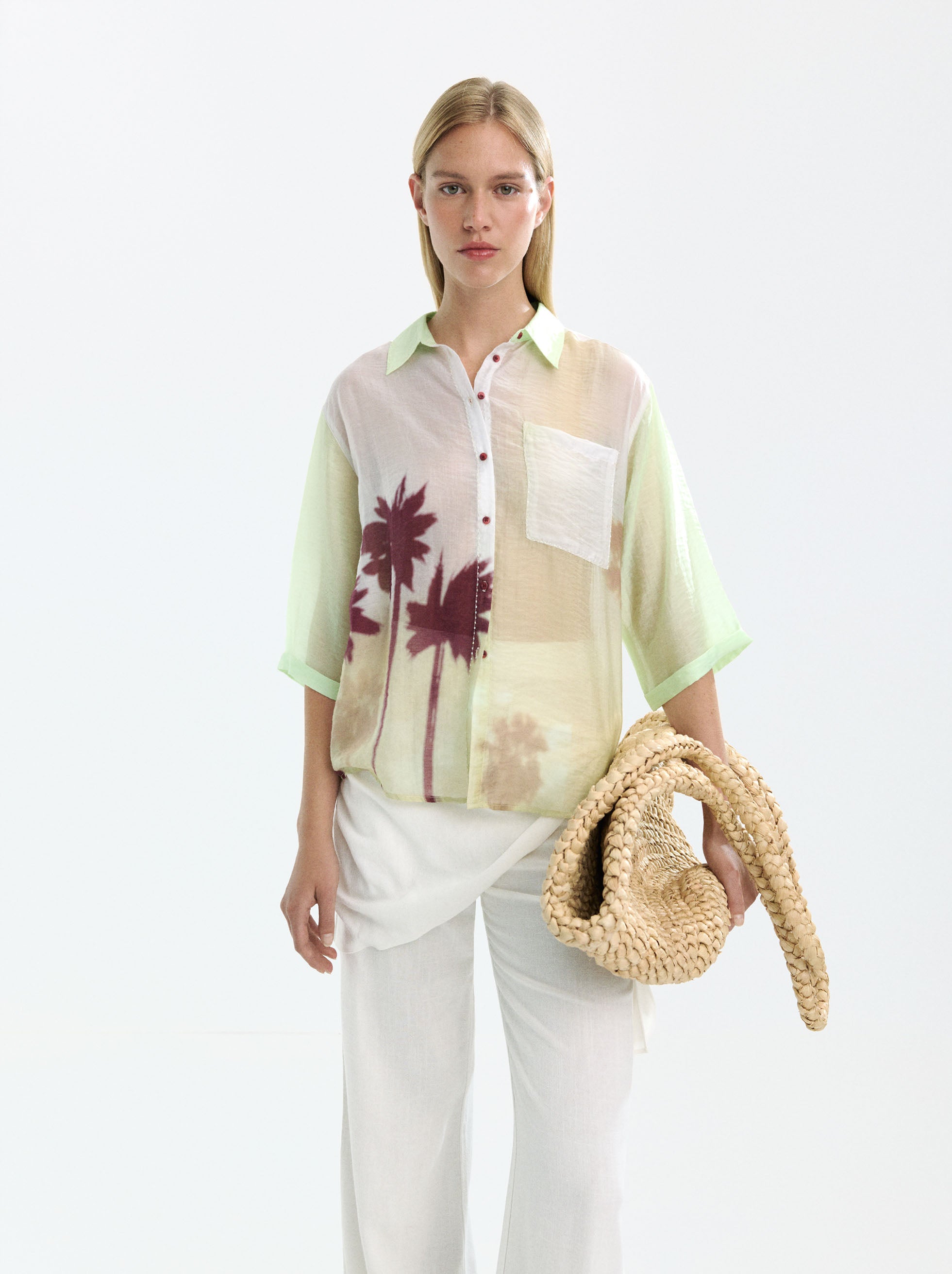 Camisa Semitransparente Con Estampado De Palmeras
