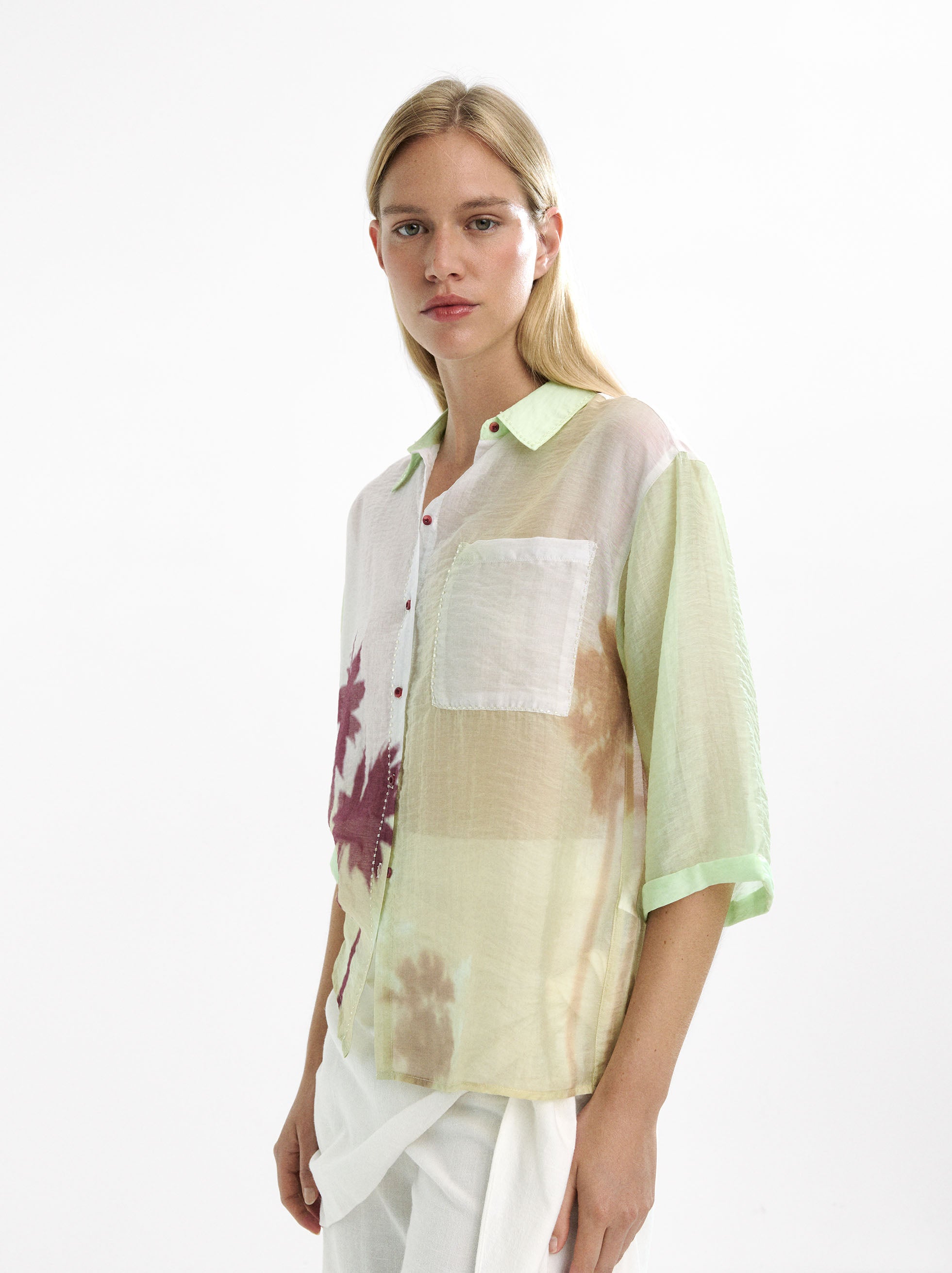 Camisa Semitransparente Con Estampado De Palmeras