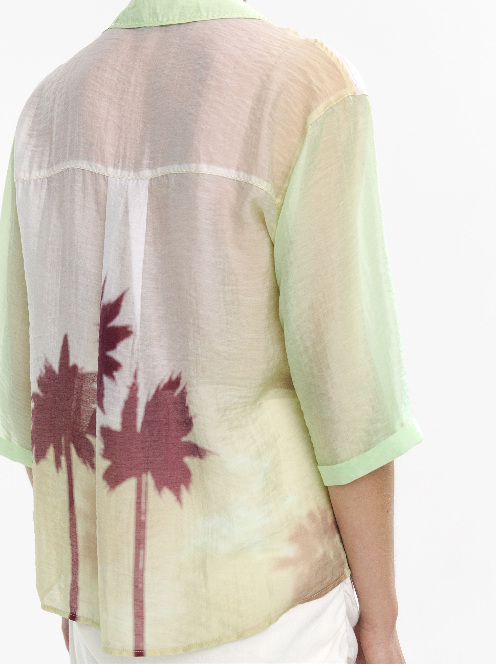 Camisa Semitransparente Con Estampado De Palmeras