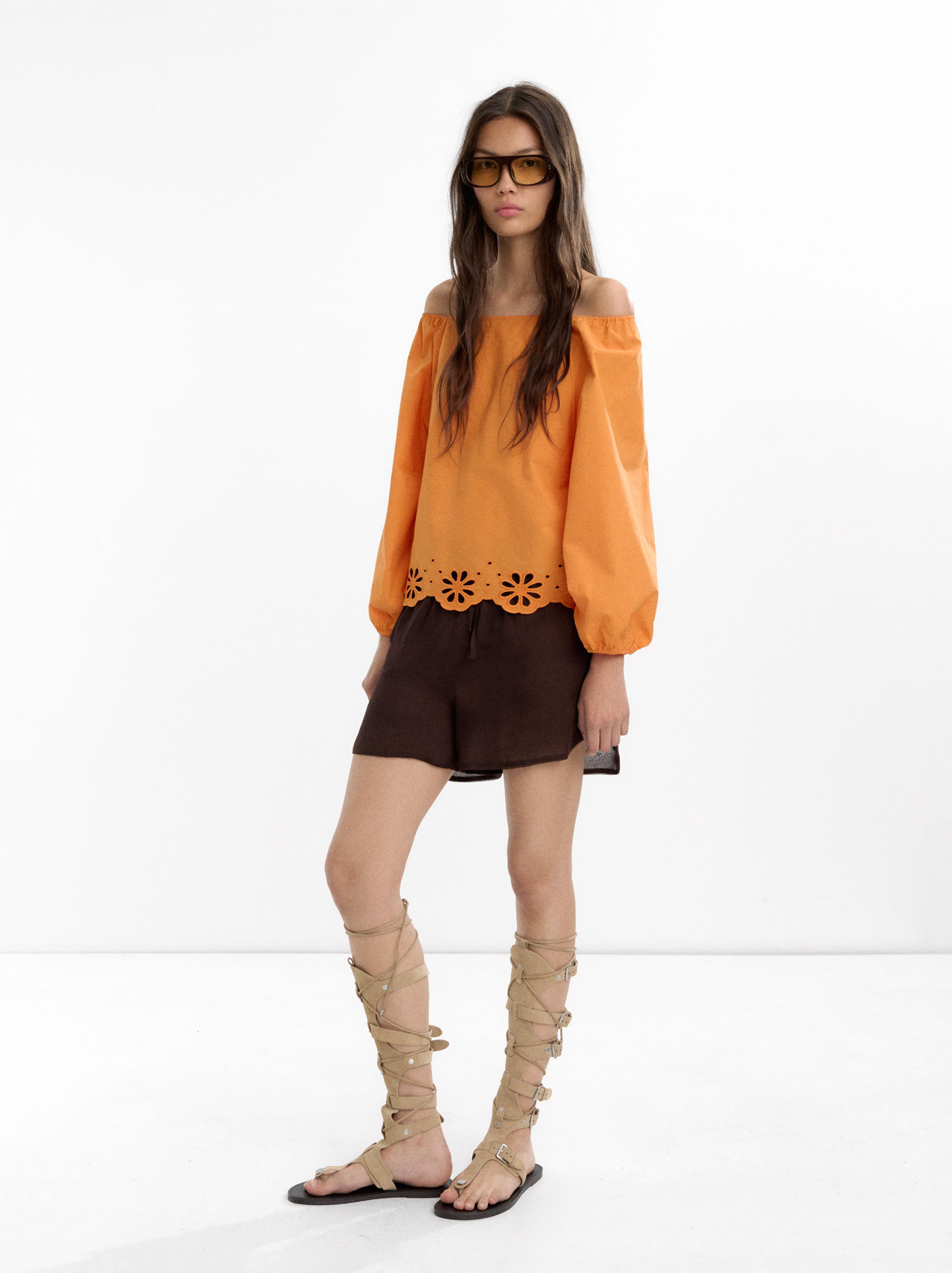 Blusa Con Bordados Perforados