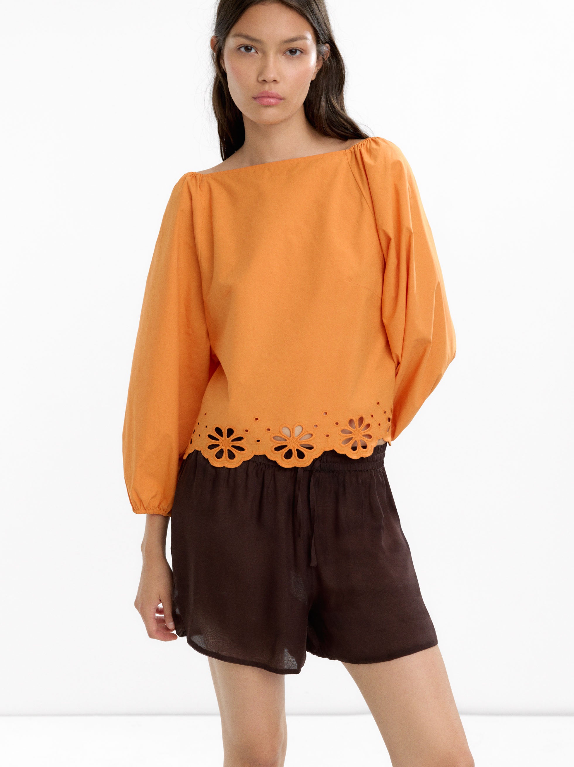 Blusa Con Bordados Perforados