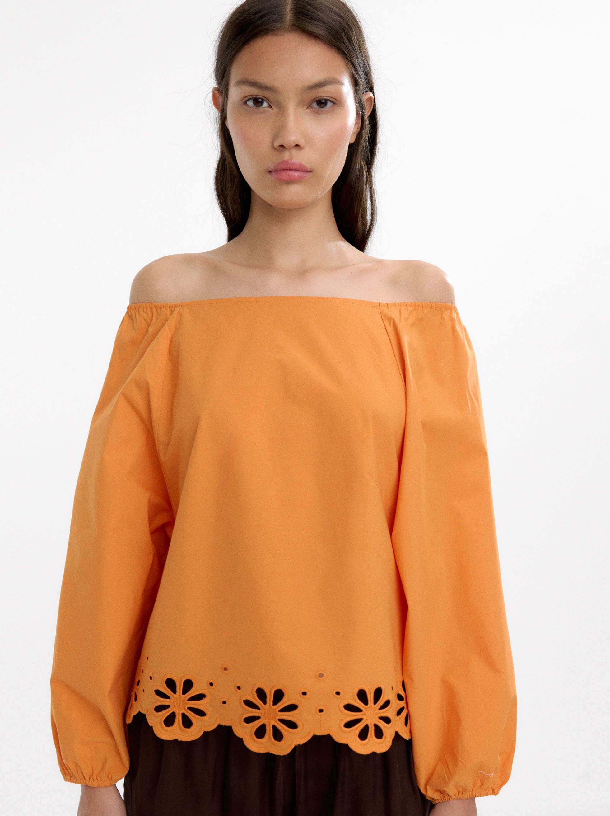Blusa Con Bordados Perforados