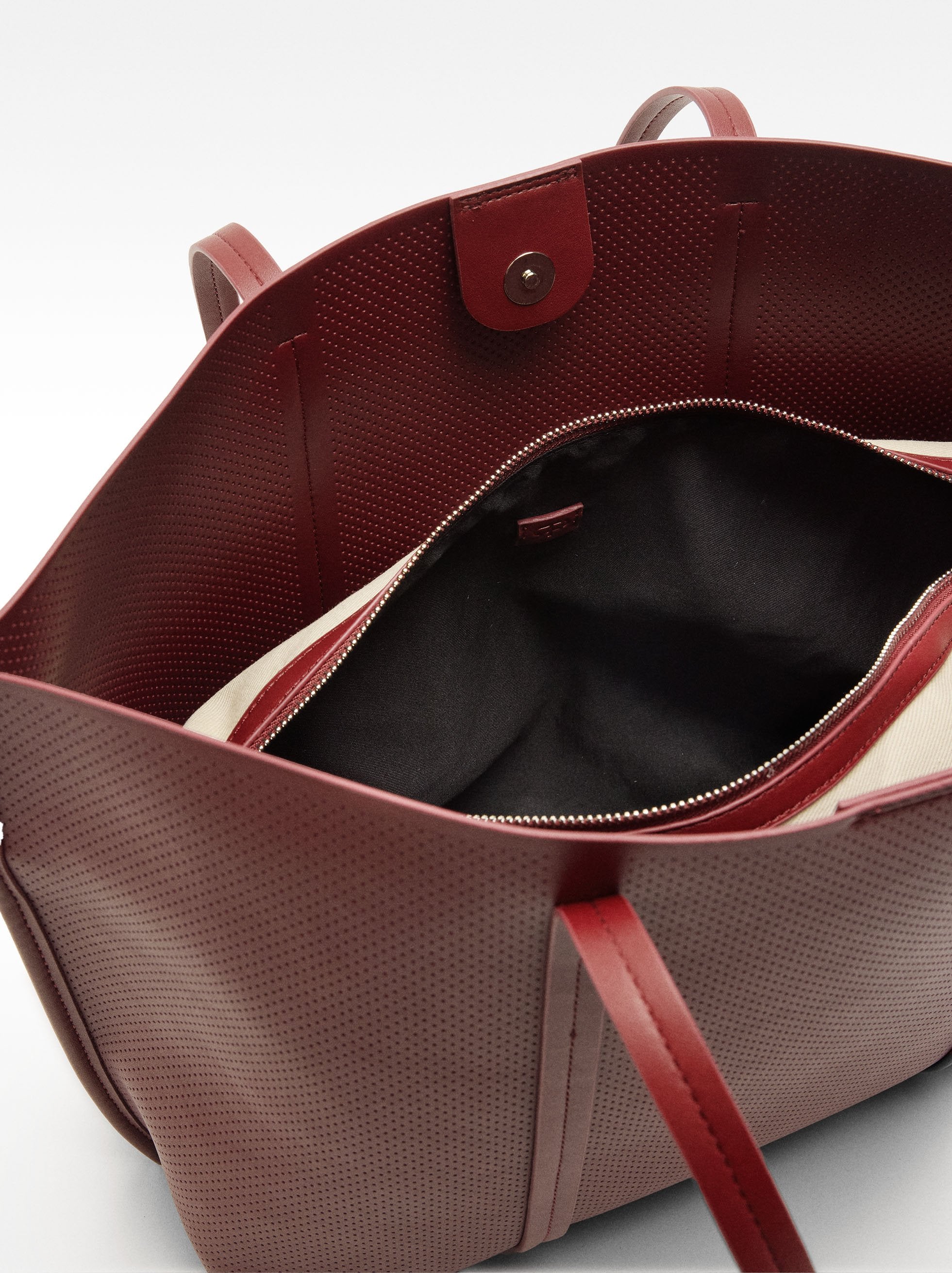 Bolso Shopper Perforado Con Bolso Extraíble