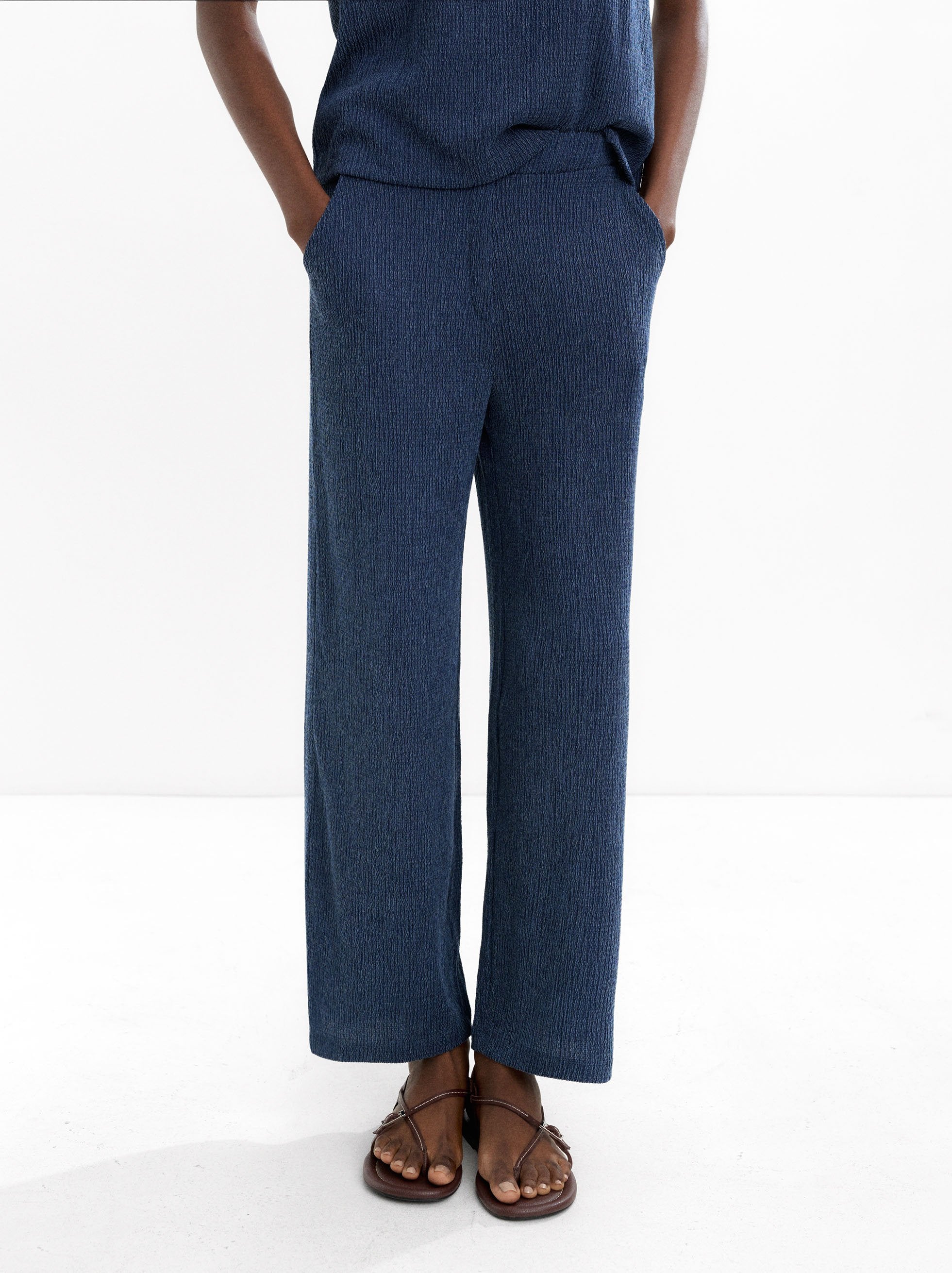 Pantalón Con Bolsillos Y Textura