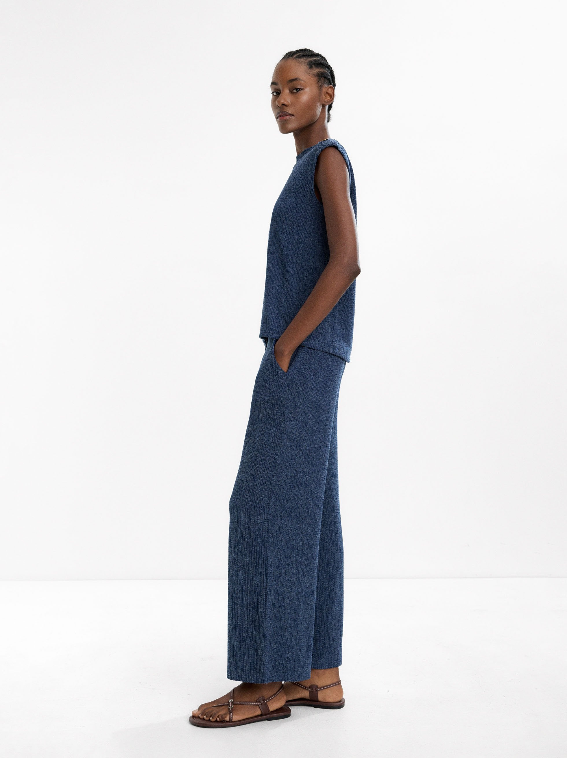 Pantalón Con Bolsillos Y Textura