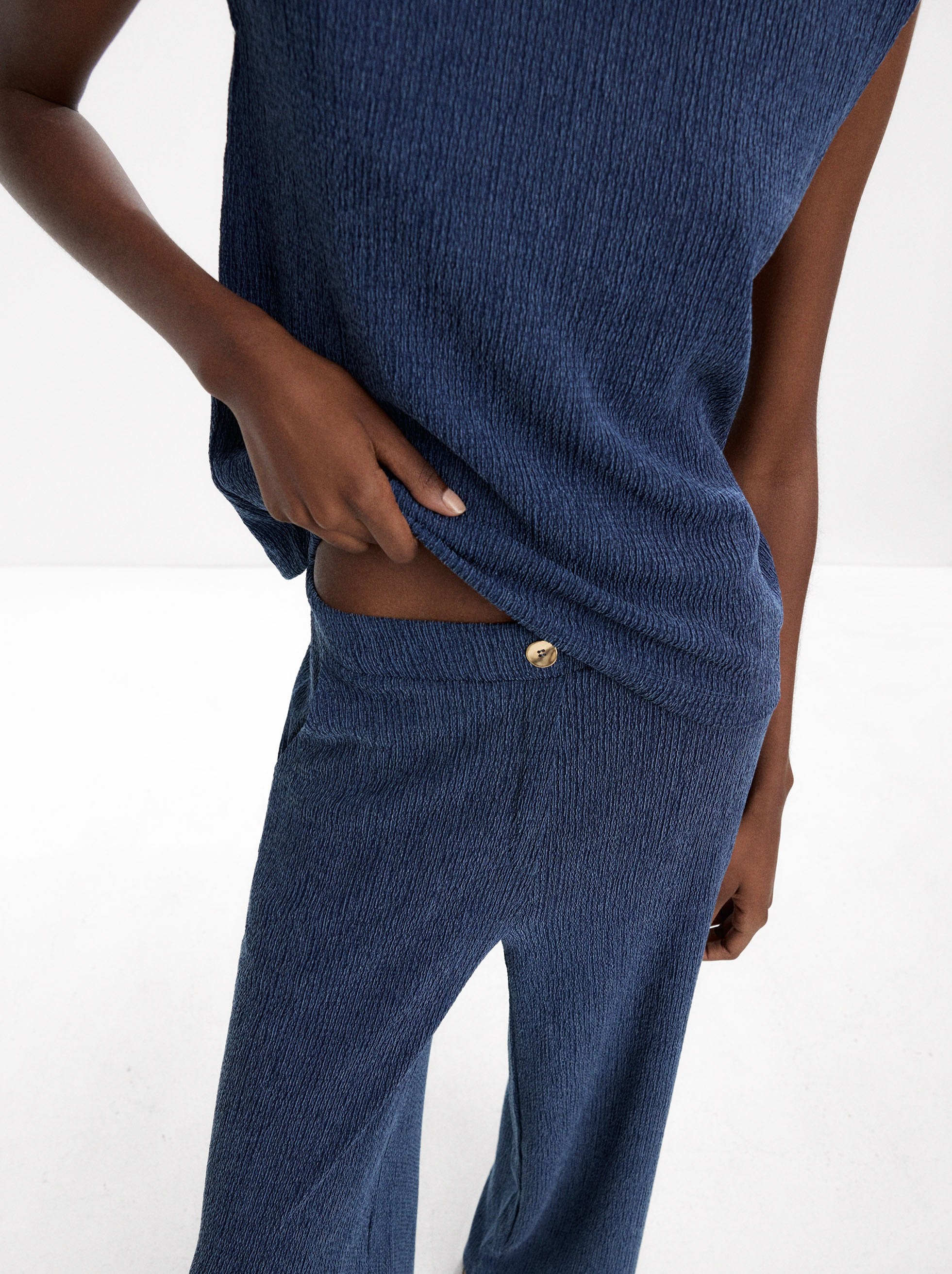 Pantalón Con Bolsillos Y Textura