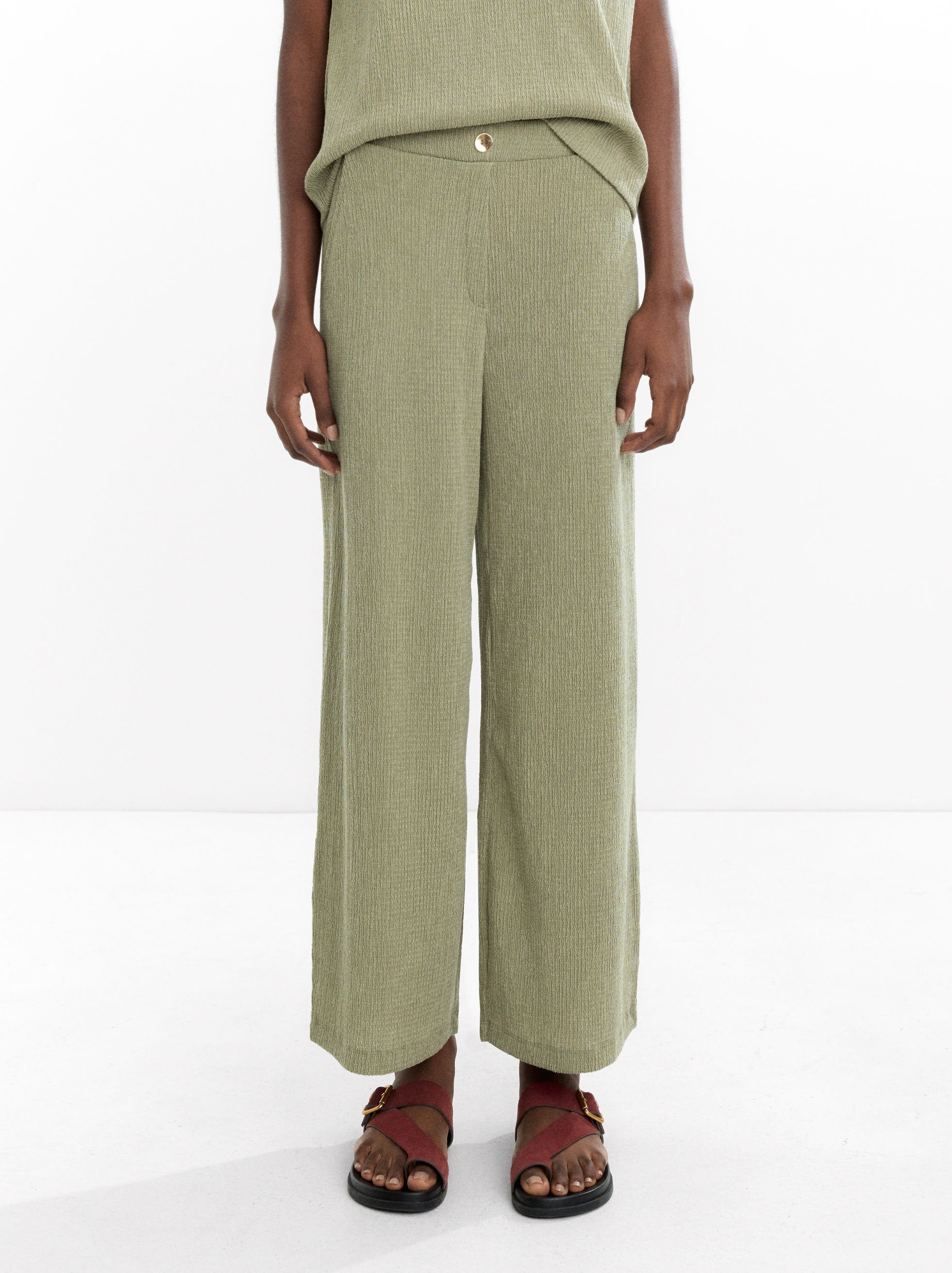 Pantalón Con Bolsillos Y Textura