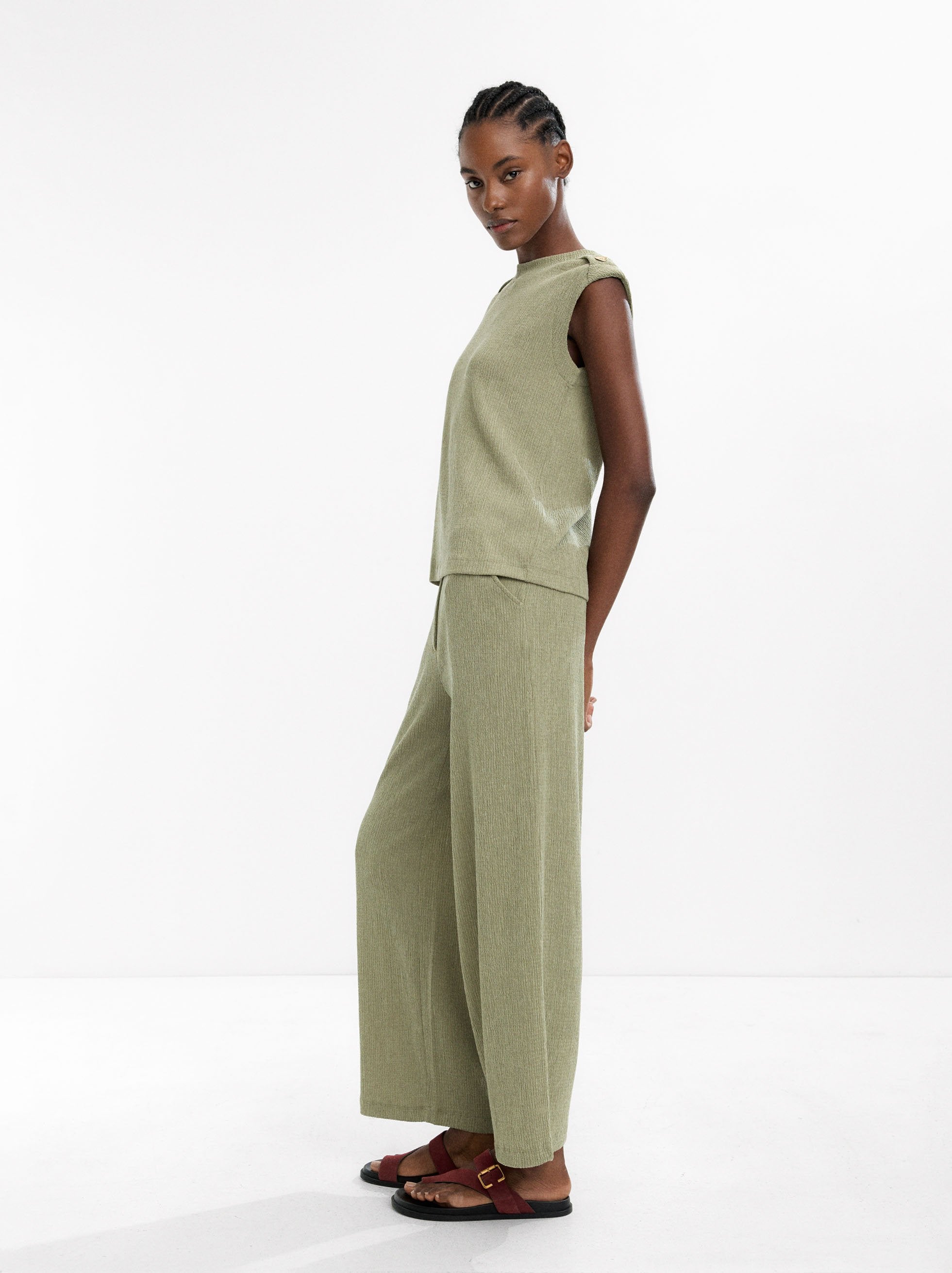 Pantalón Con Bolsillos Y Textura