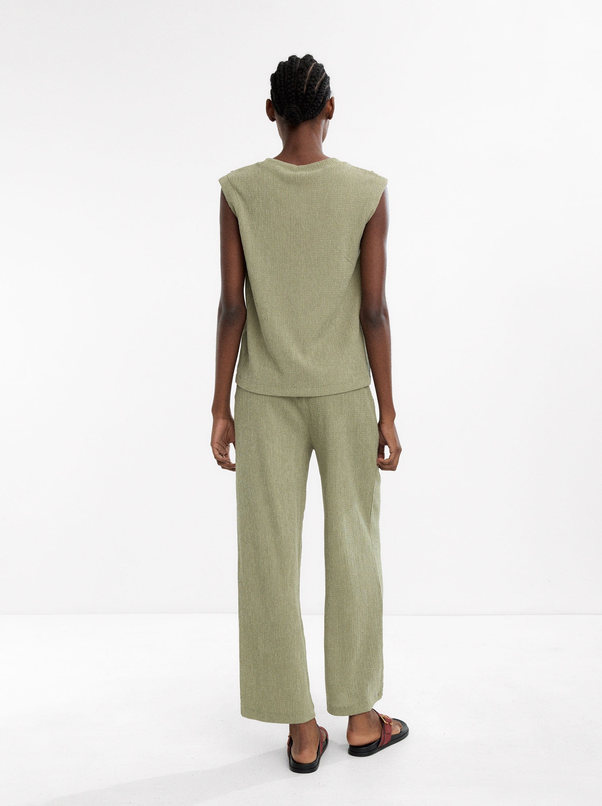 Pantalón Con Bolsillos Y Textura