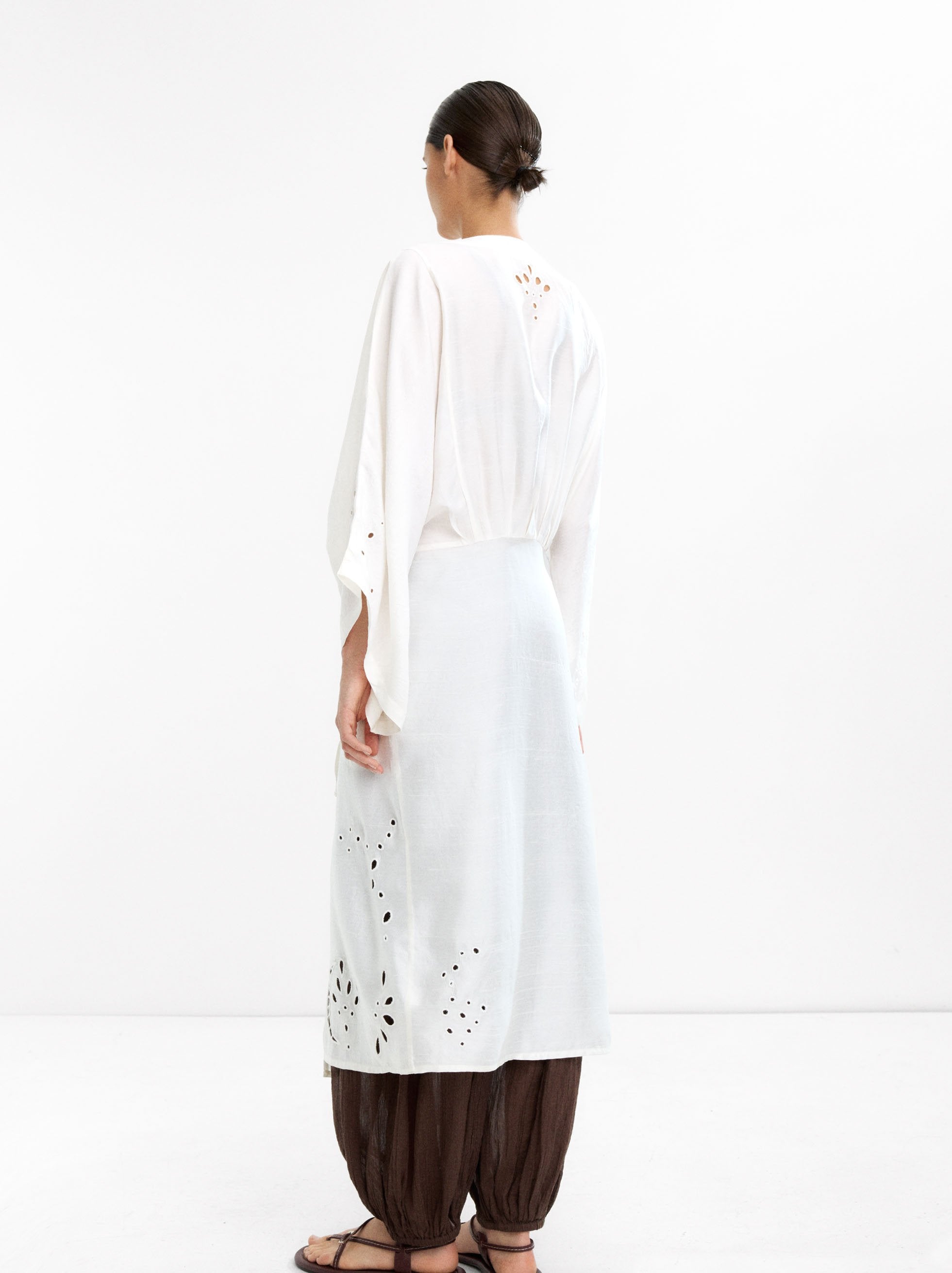 Kimono Largo Con Bordados Perforados