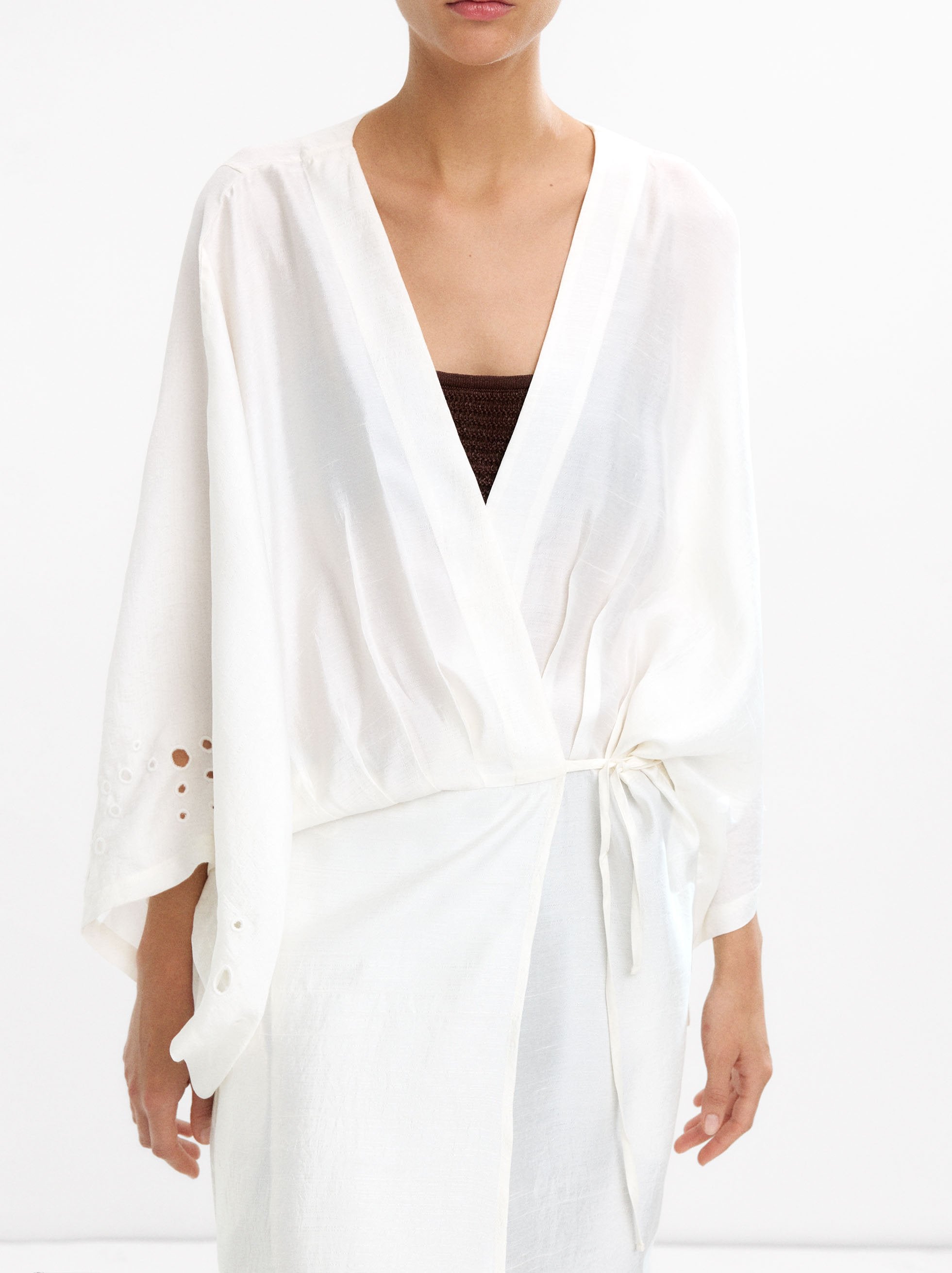 Kimono Largo Con Bordados Perforados
