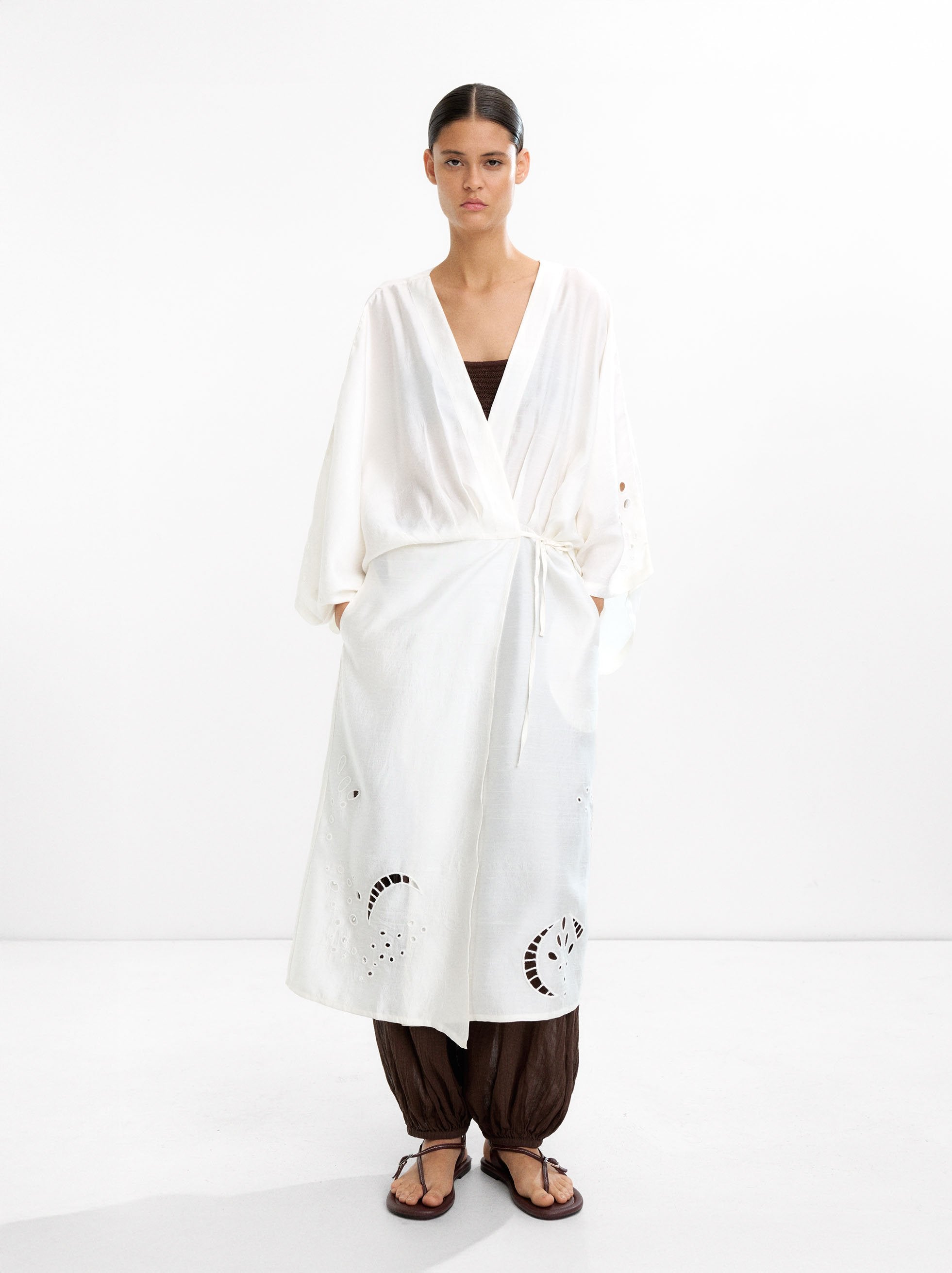 Kimono Largo Con Bordados Perforados