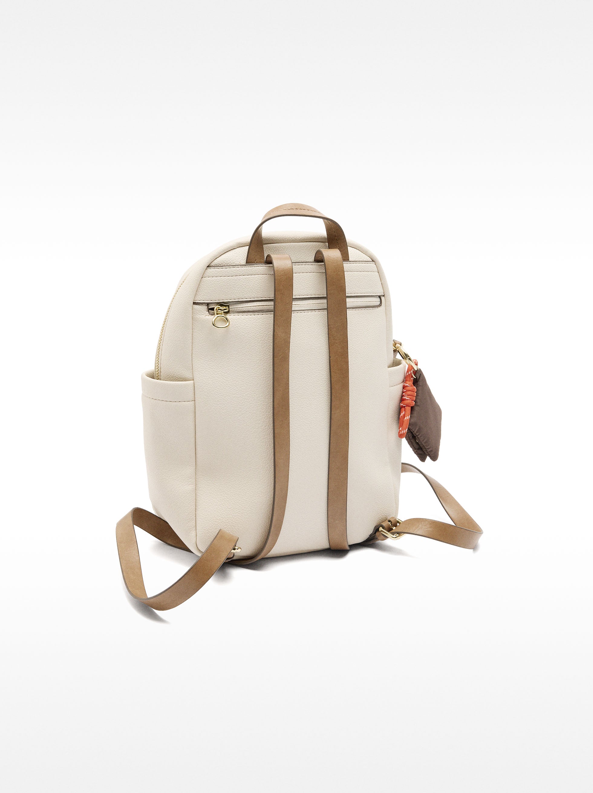 Mochila Básica Con Colgante