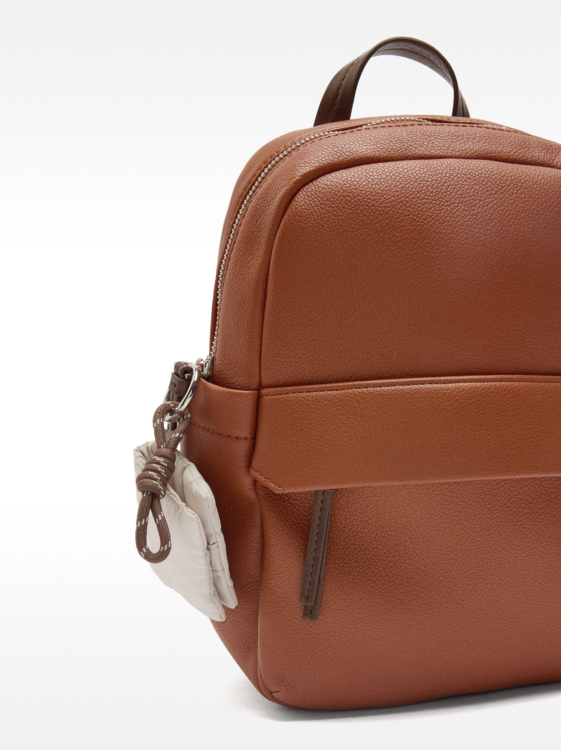 Mochila Básica Con Colgante