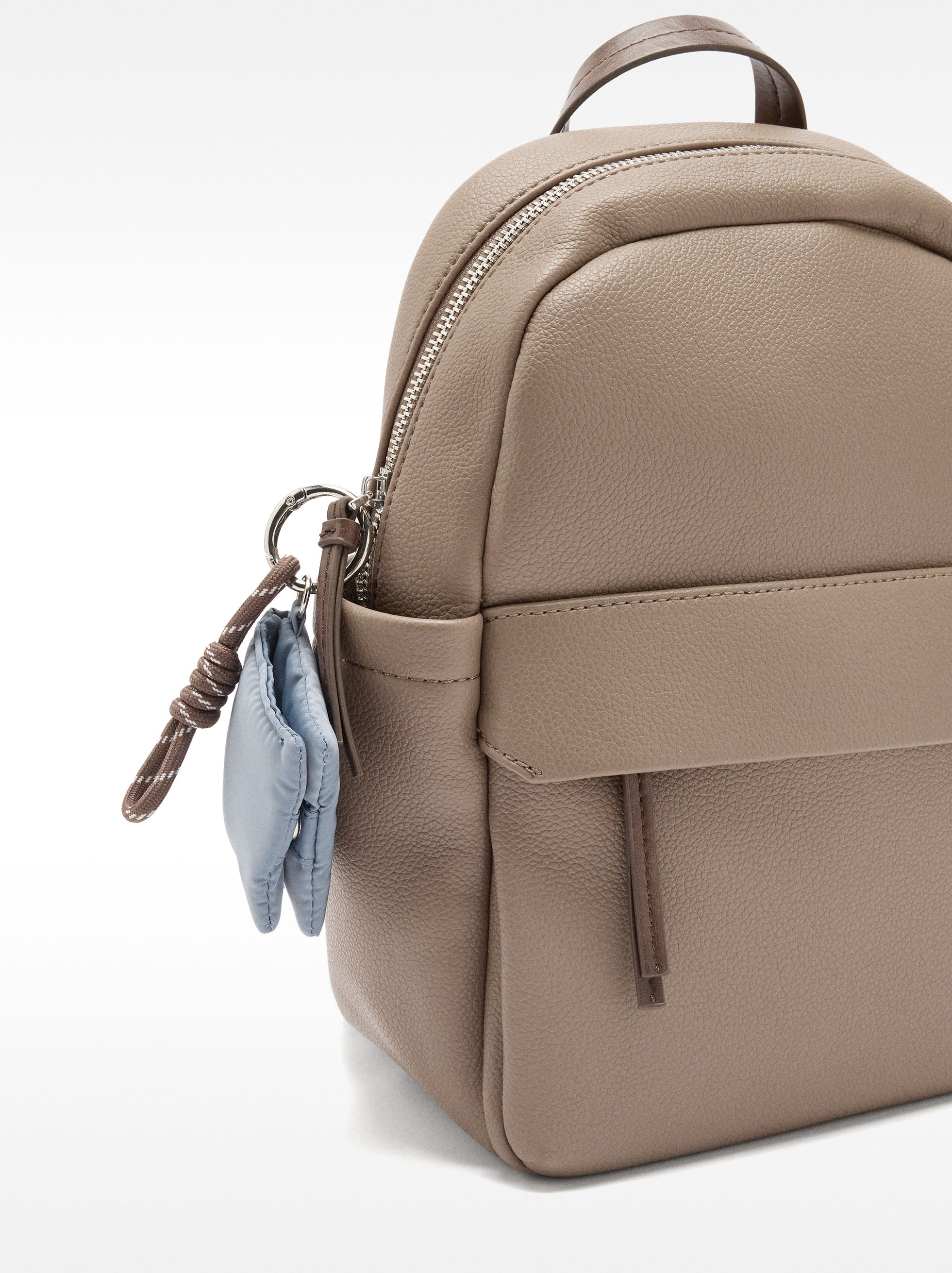 Mochila Básica Con Colgante