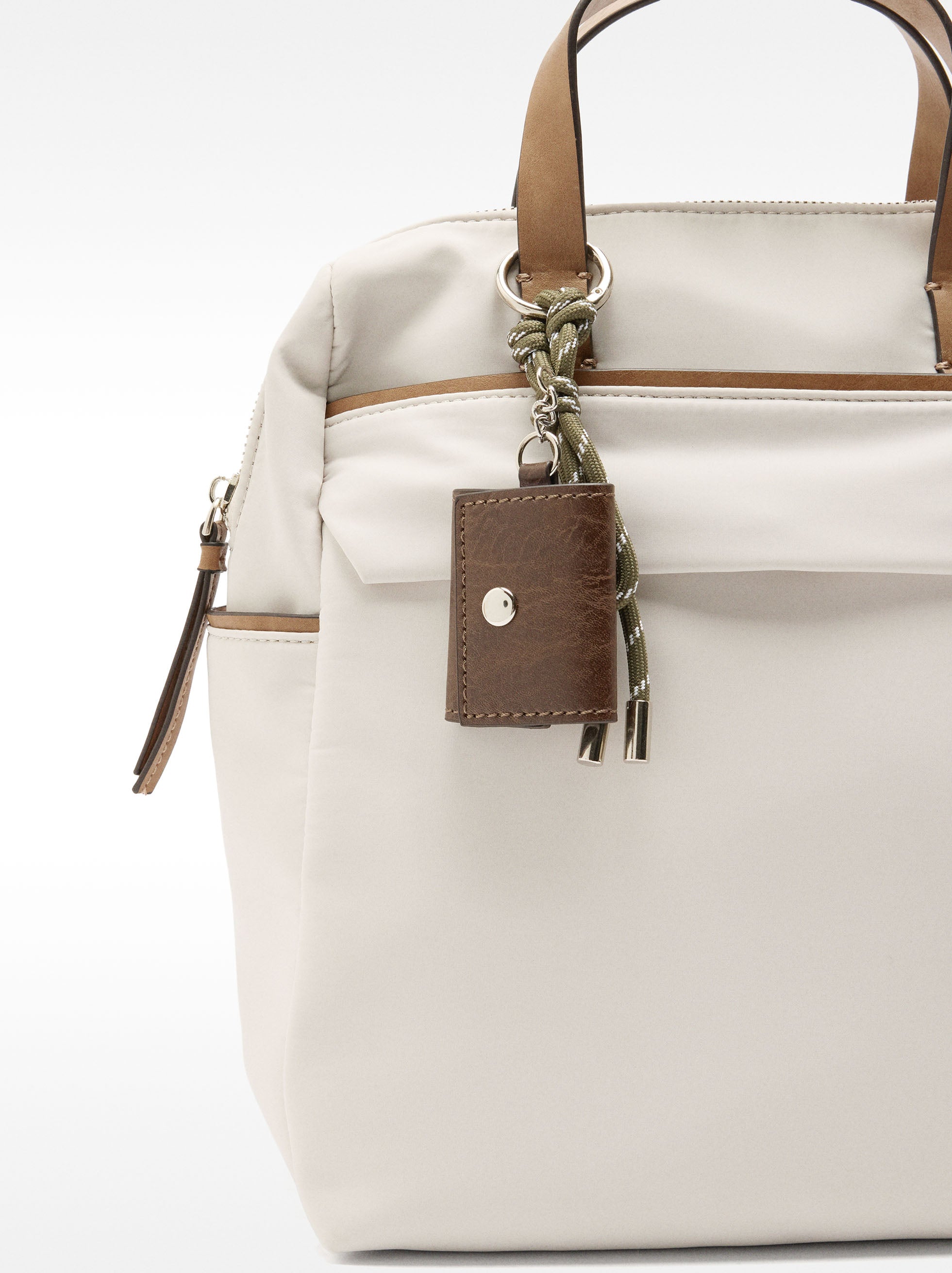 Mochila De Nylon Con Colgante