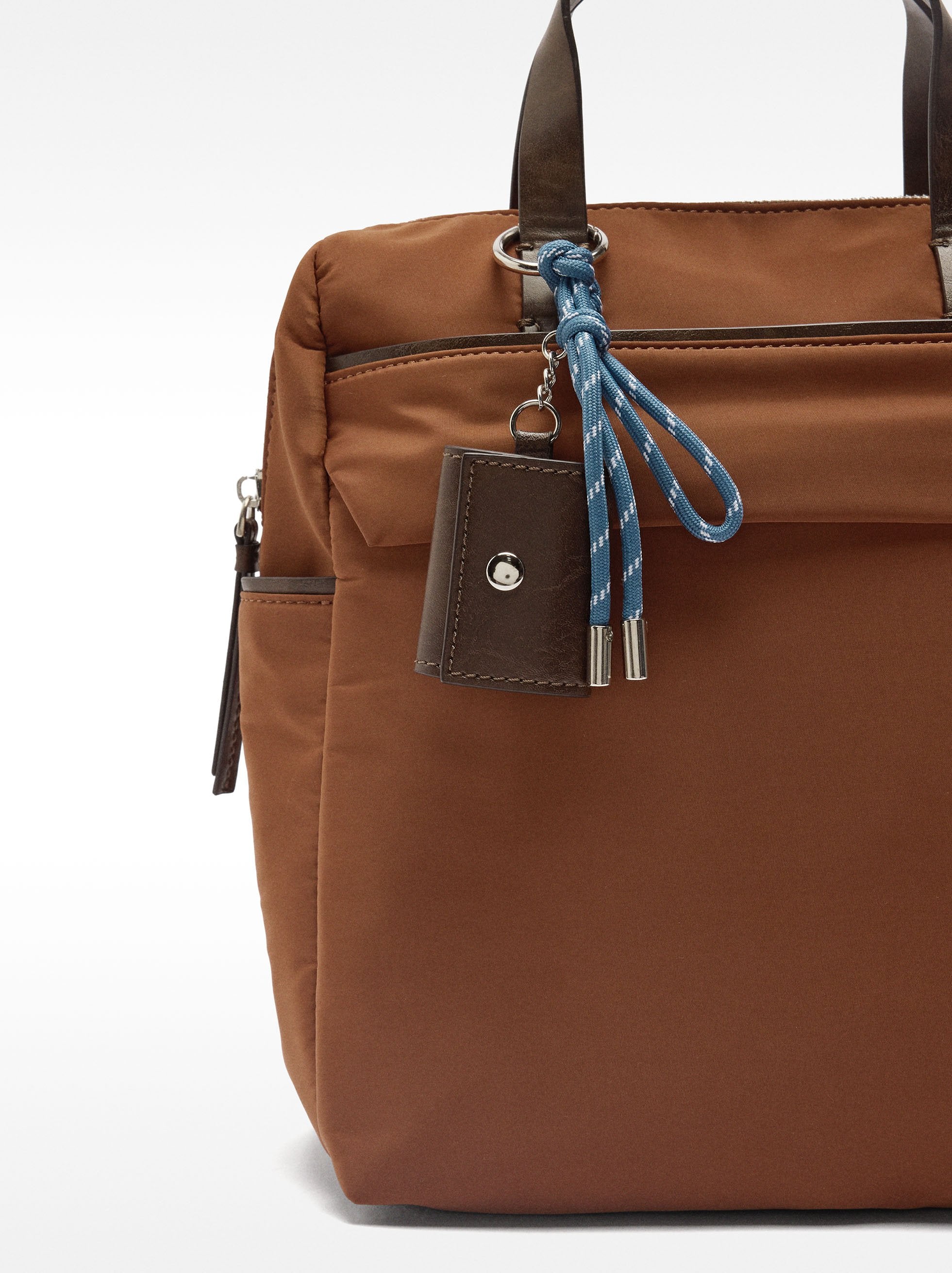 Mochila De Nylon Con Colgante