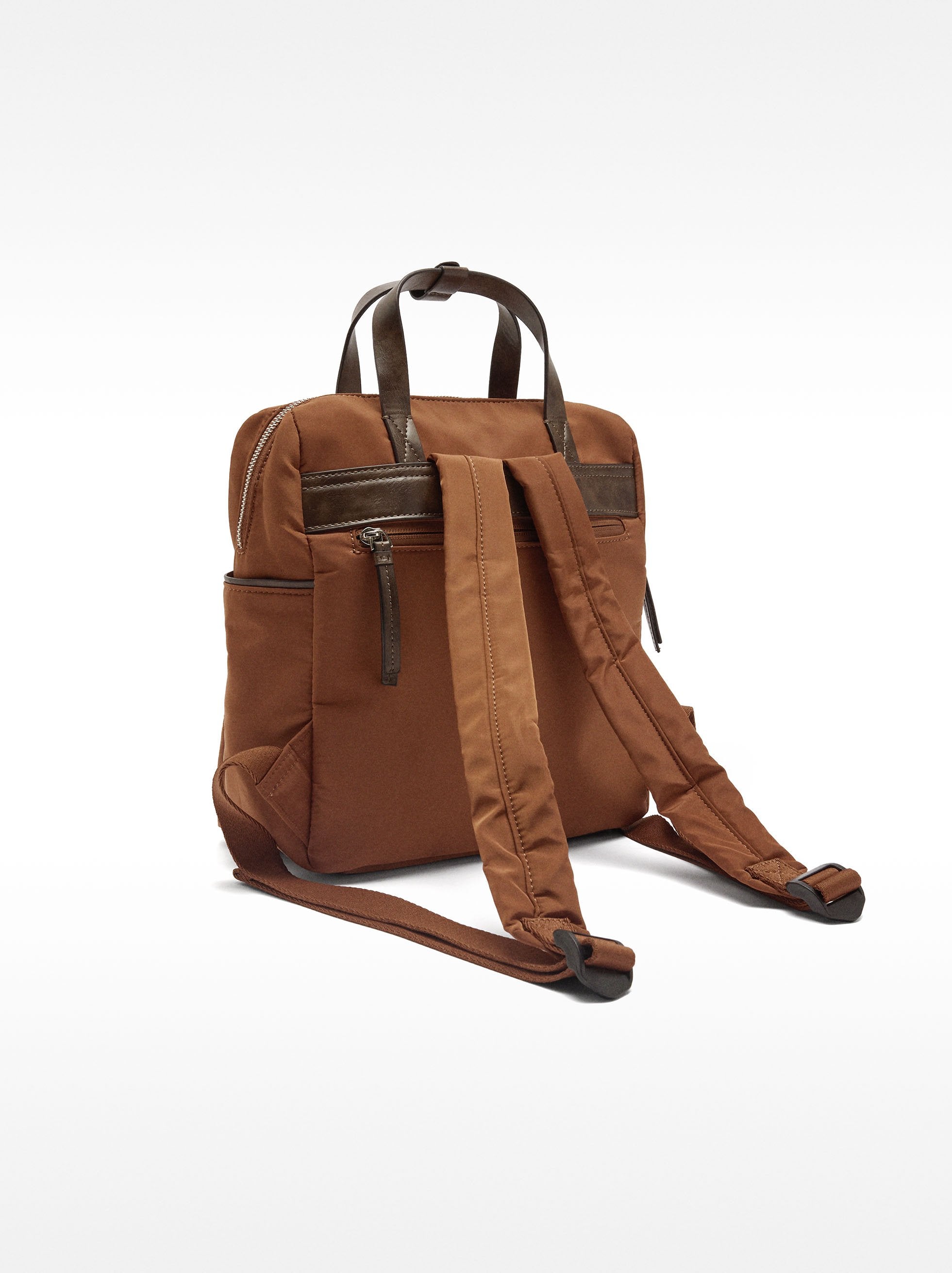Mochila De Nylon Con Colgante