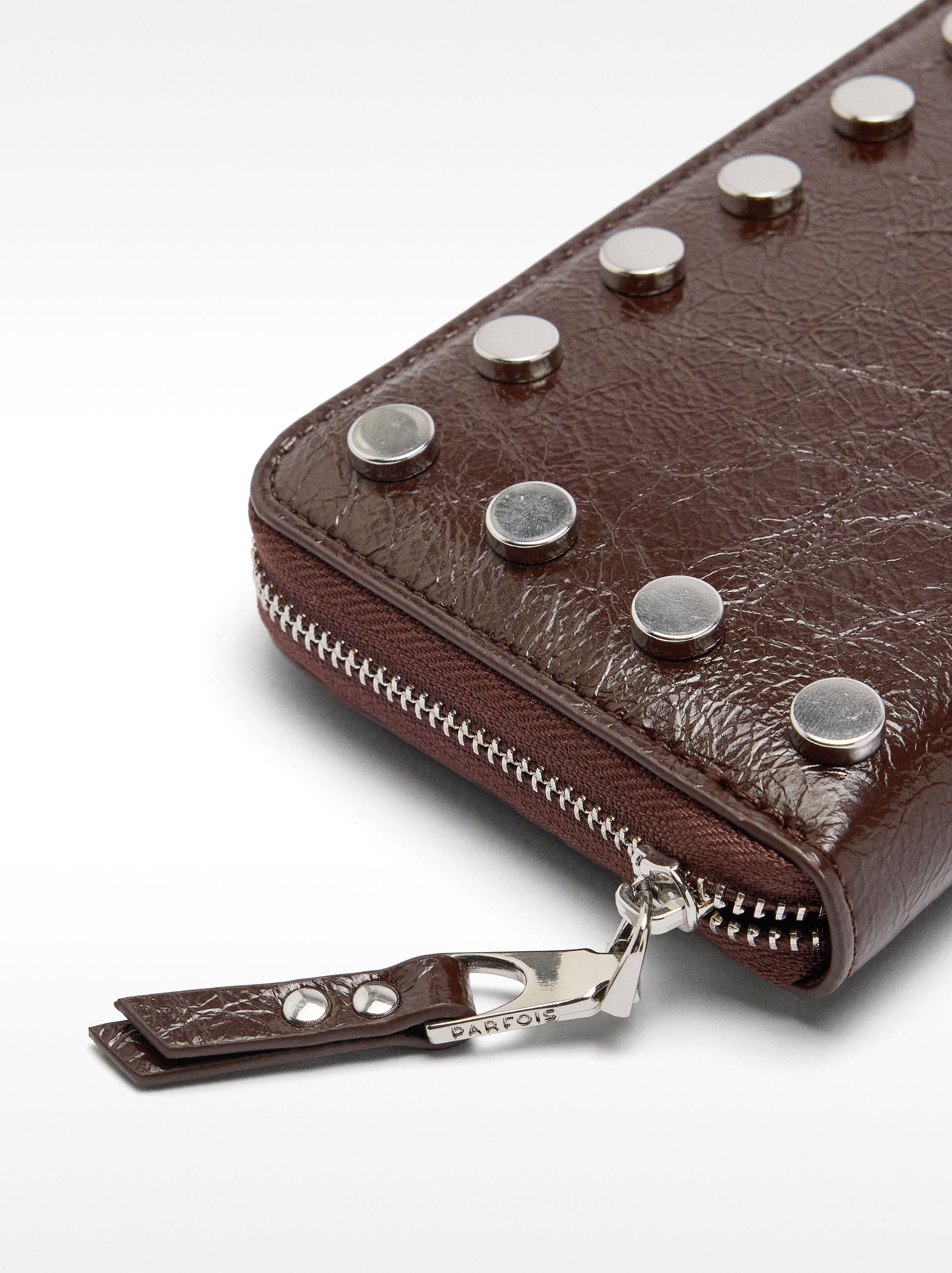 Cartera Efecto Craquelado Con Tachuelas