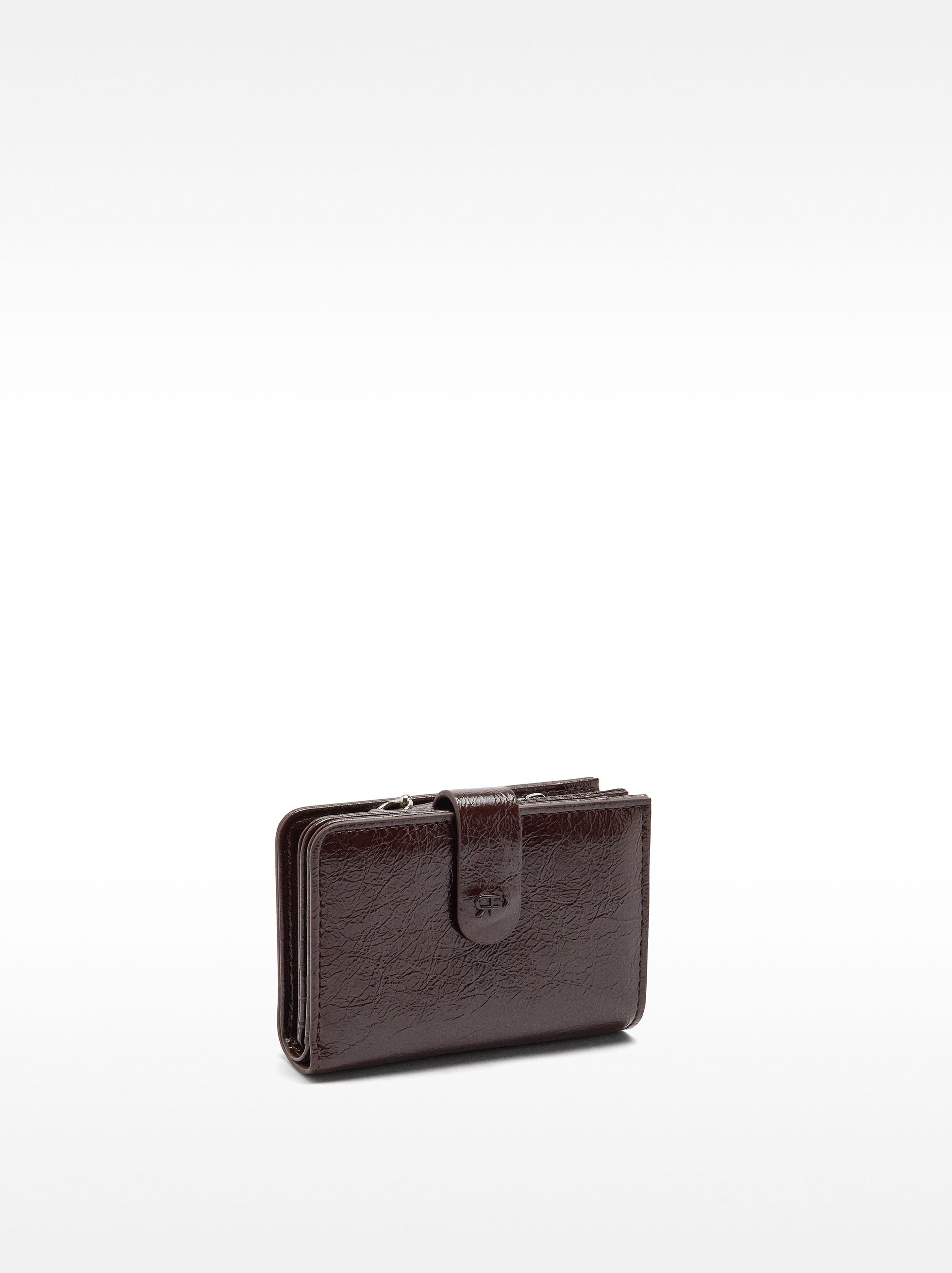 Cartera De Efecto Craquelado Con Tachuelas