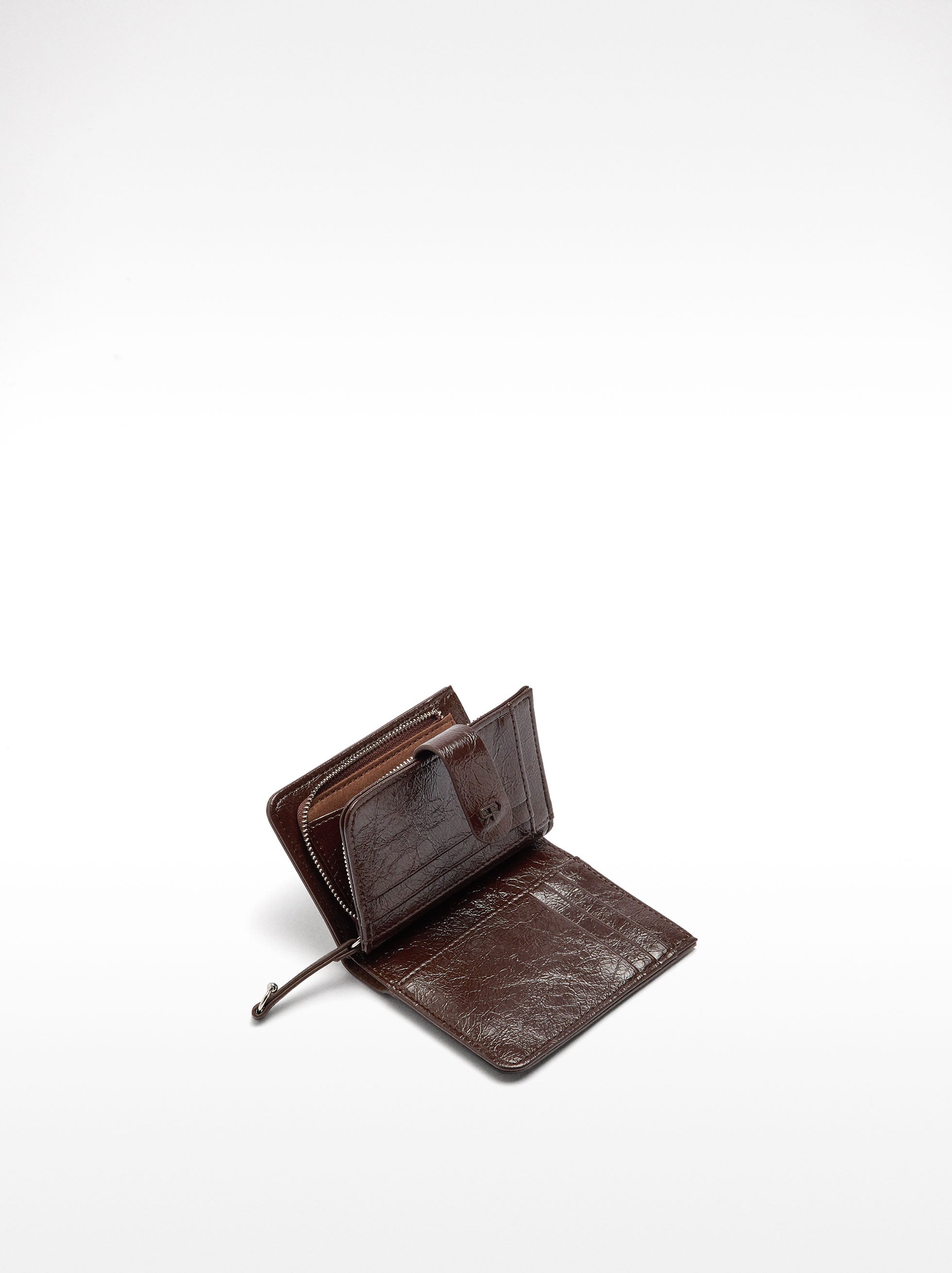 Cartera De Efecto Craquelado Con Tachuelas
