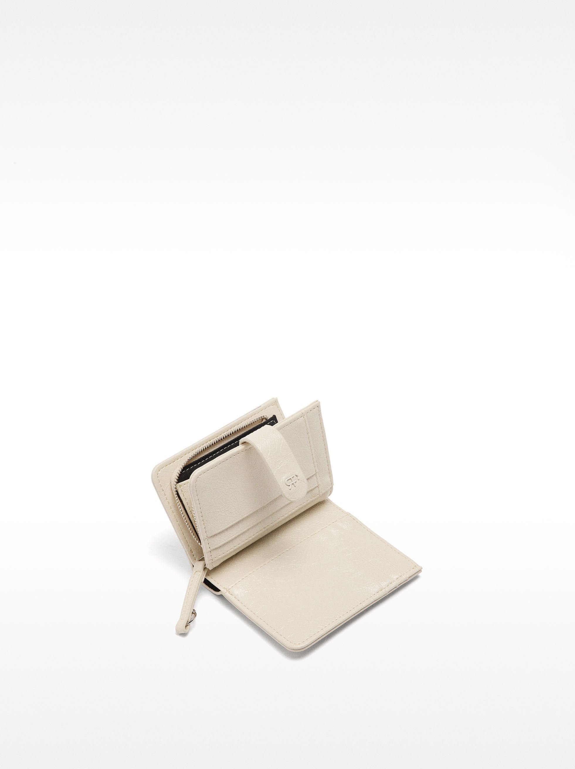 Cartera De Efecto Craquelado Con Tachuelas