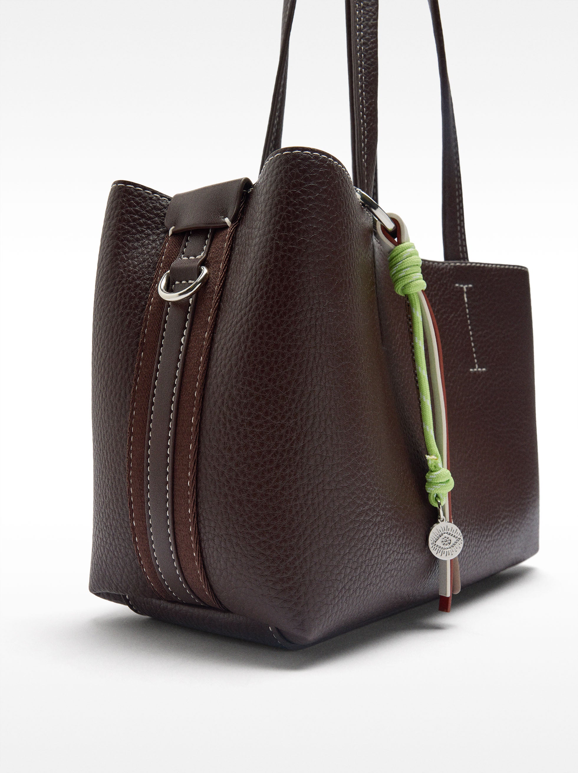Bolso Tote Con Colgante