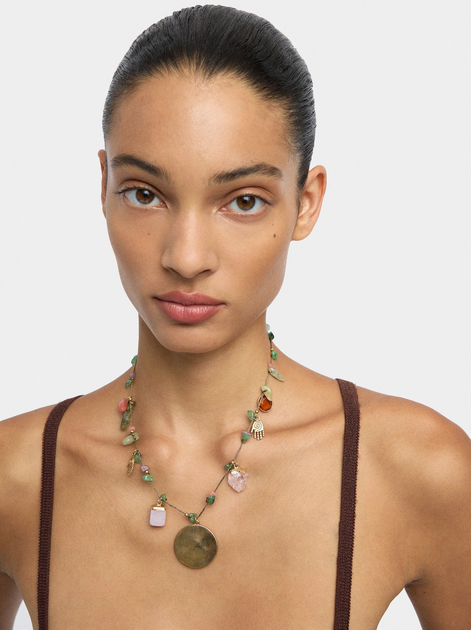 Collar Corto Con Piedras Y Colgante Redondo