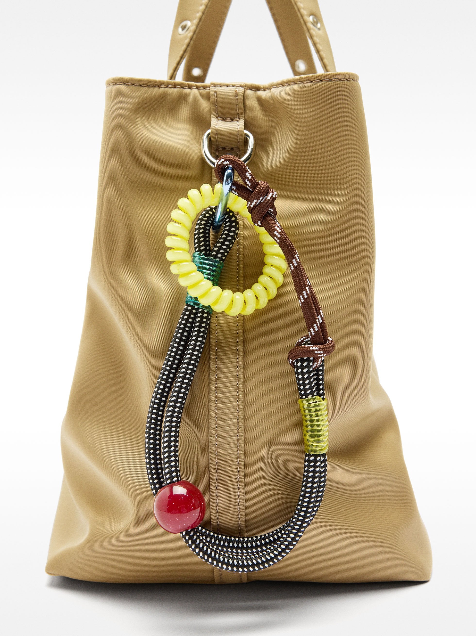 Bolso Tote De Nylon Con Colgante