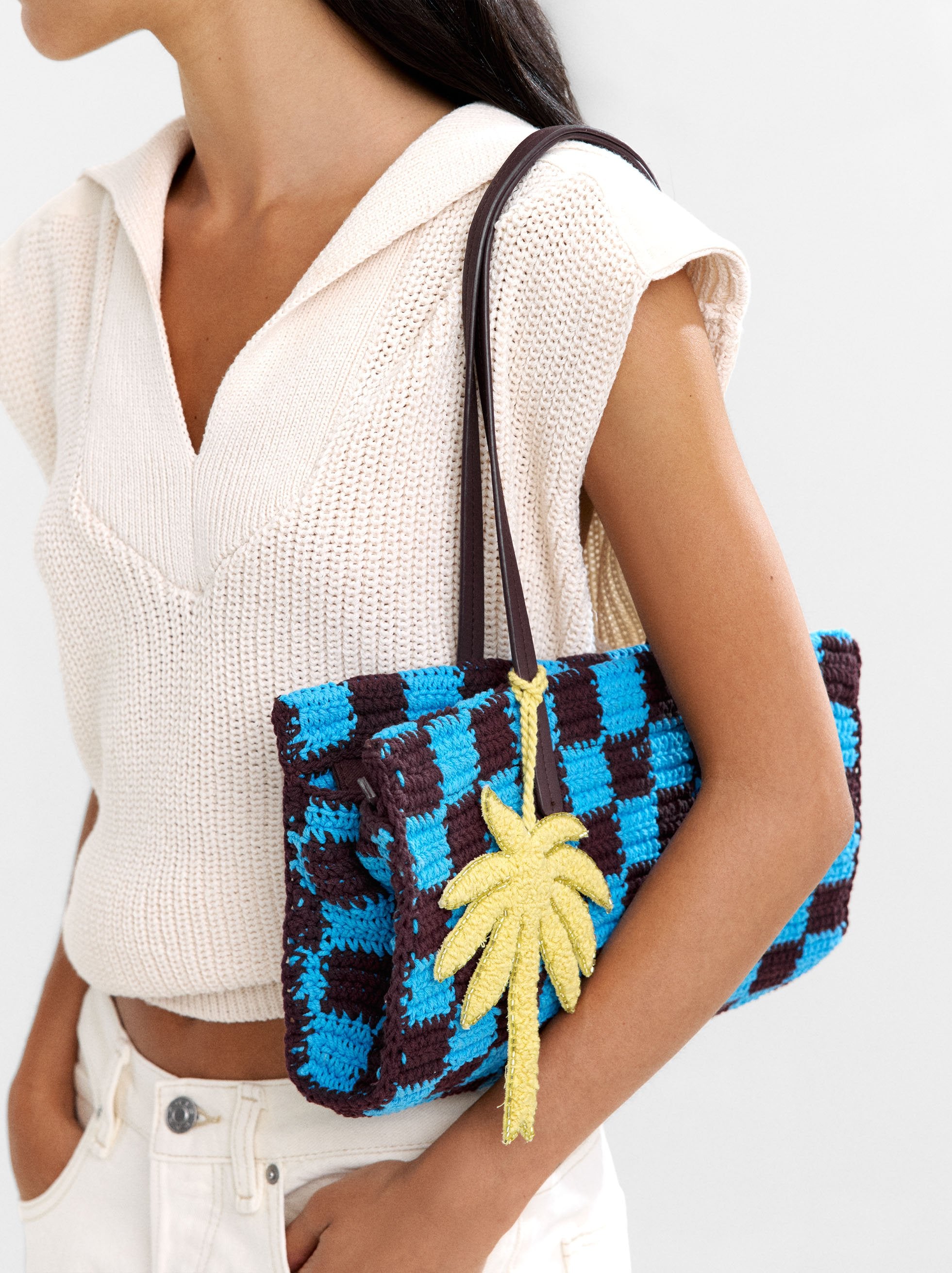Bolso Tote De Crochet Con Colgante