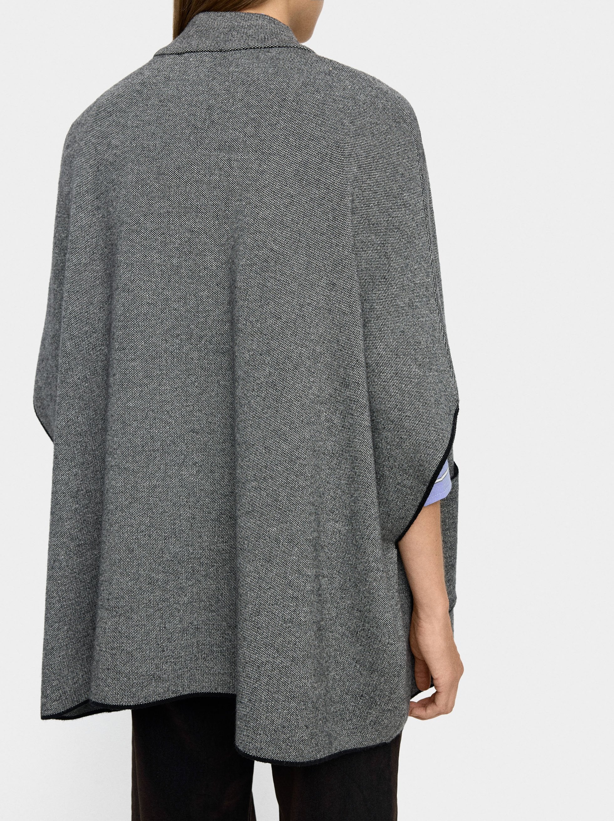 Poncho De Punto Con Detalle De Costura