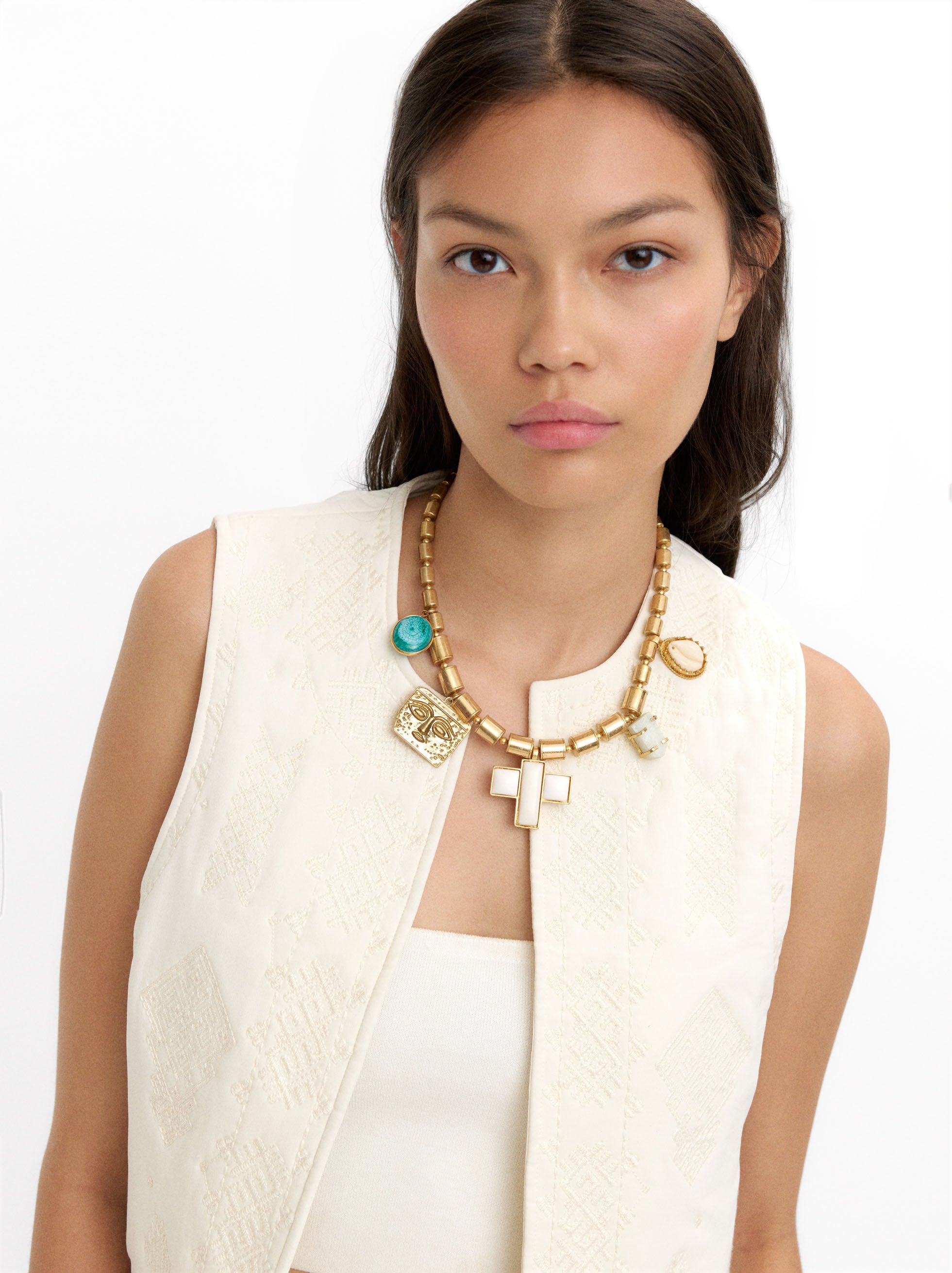 Collar Corto Con Colgantes Multiformas