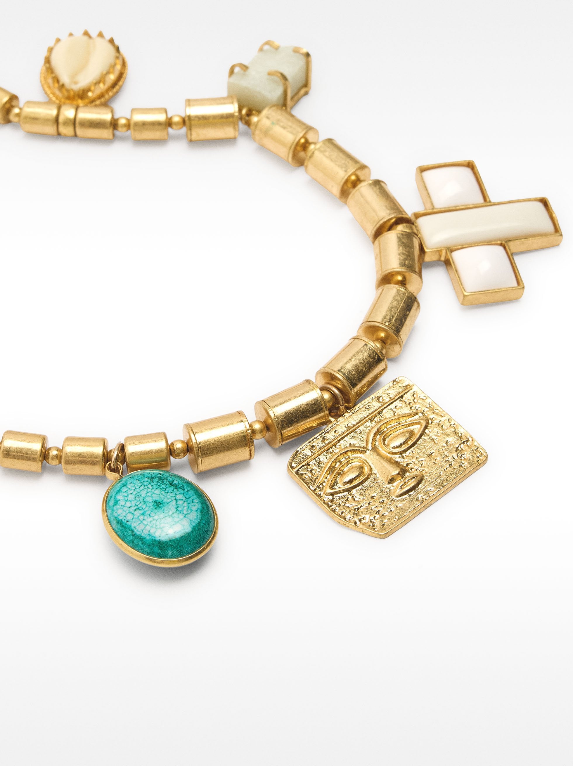 Collar Corto Con Colgantes Multiformas