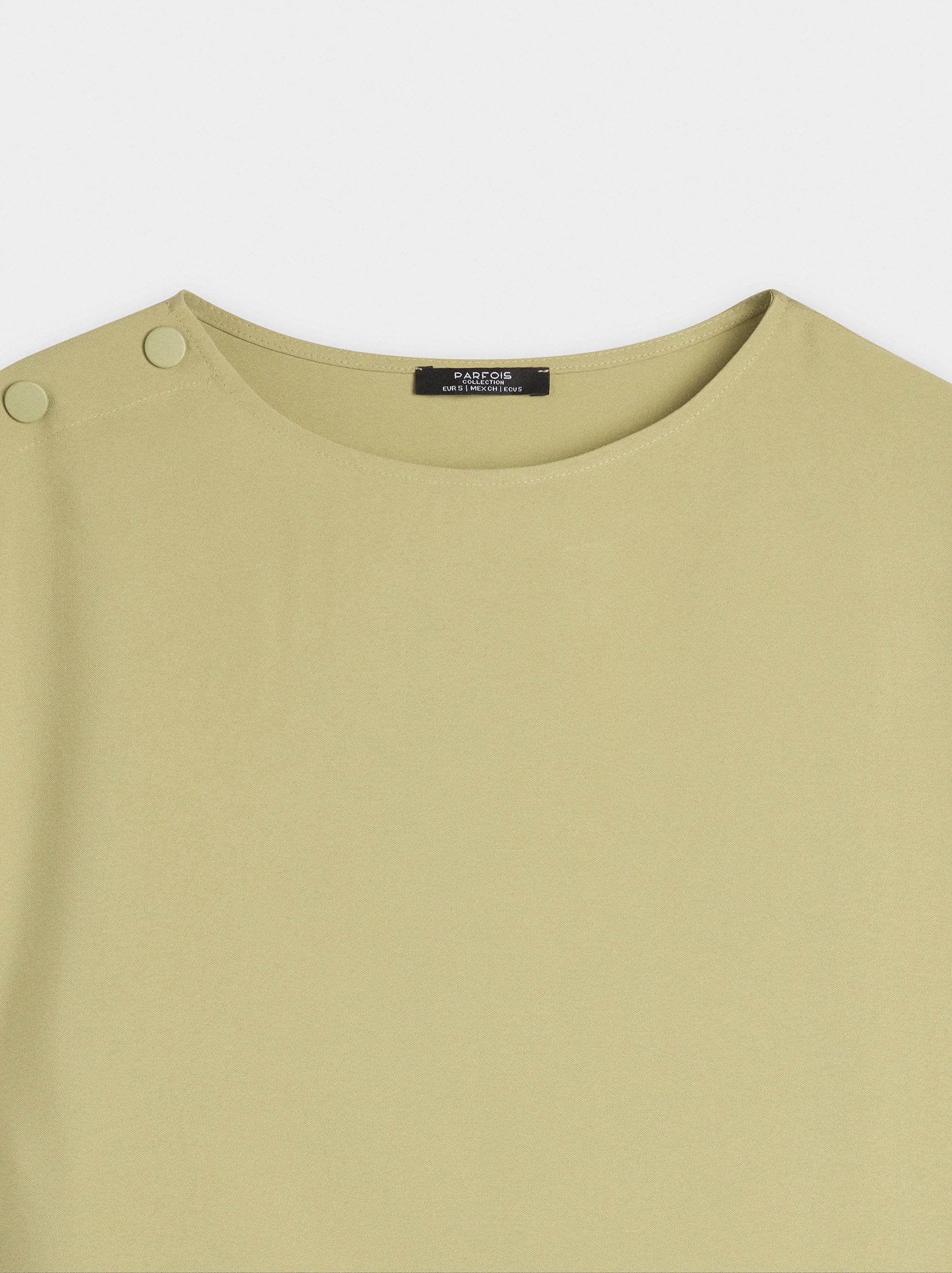 Camiseta Con Detalle De Botones
