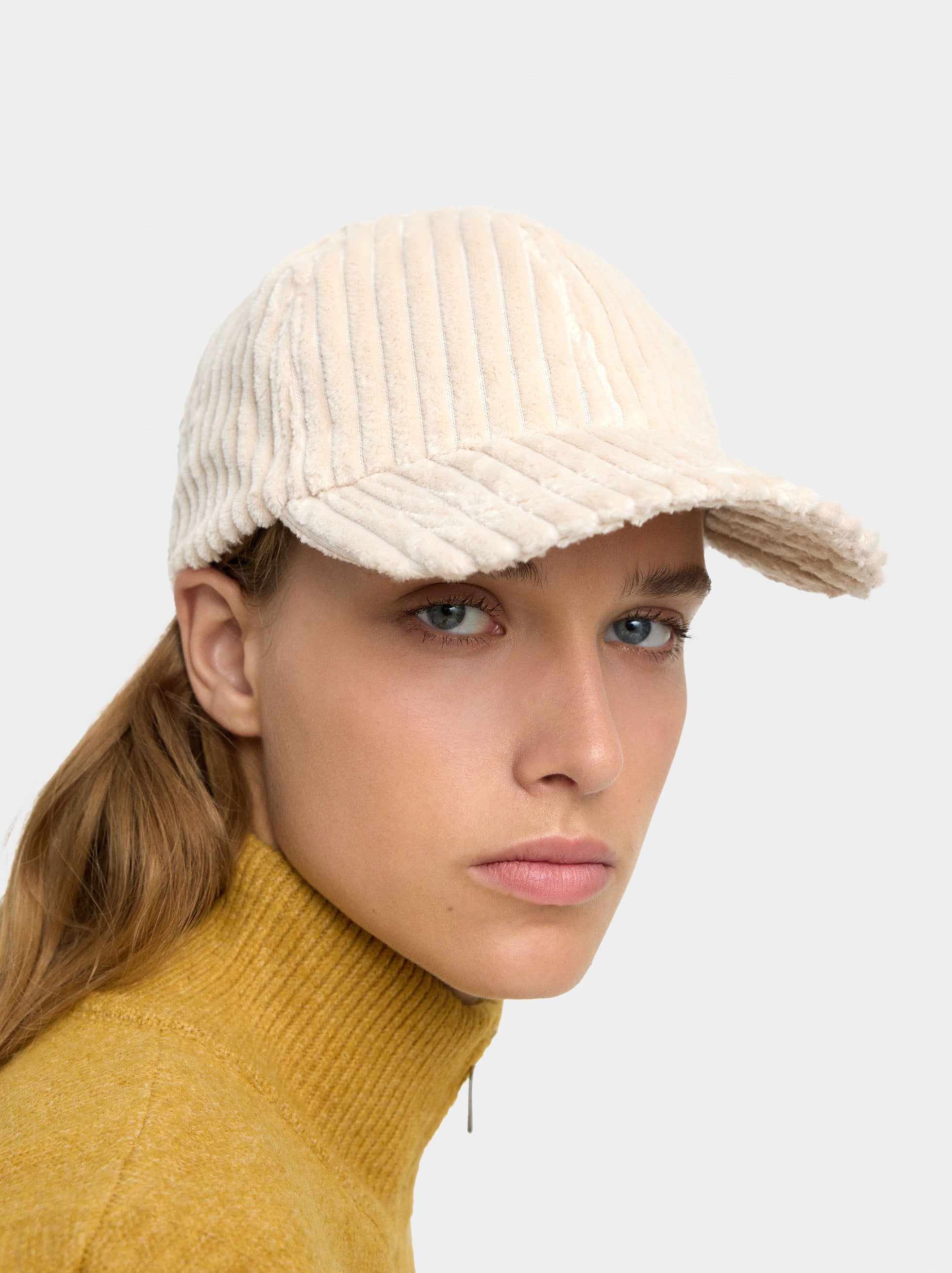 Gorra Canalada De Terciopelo