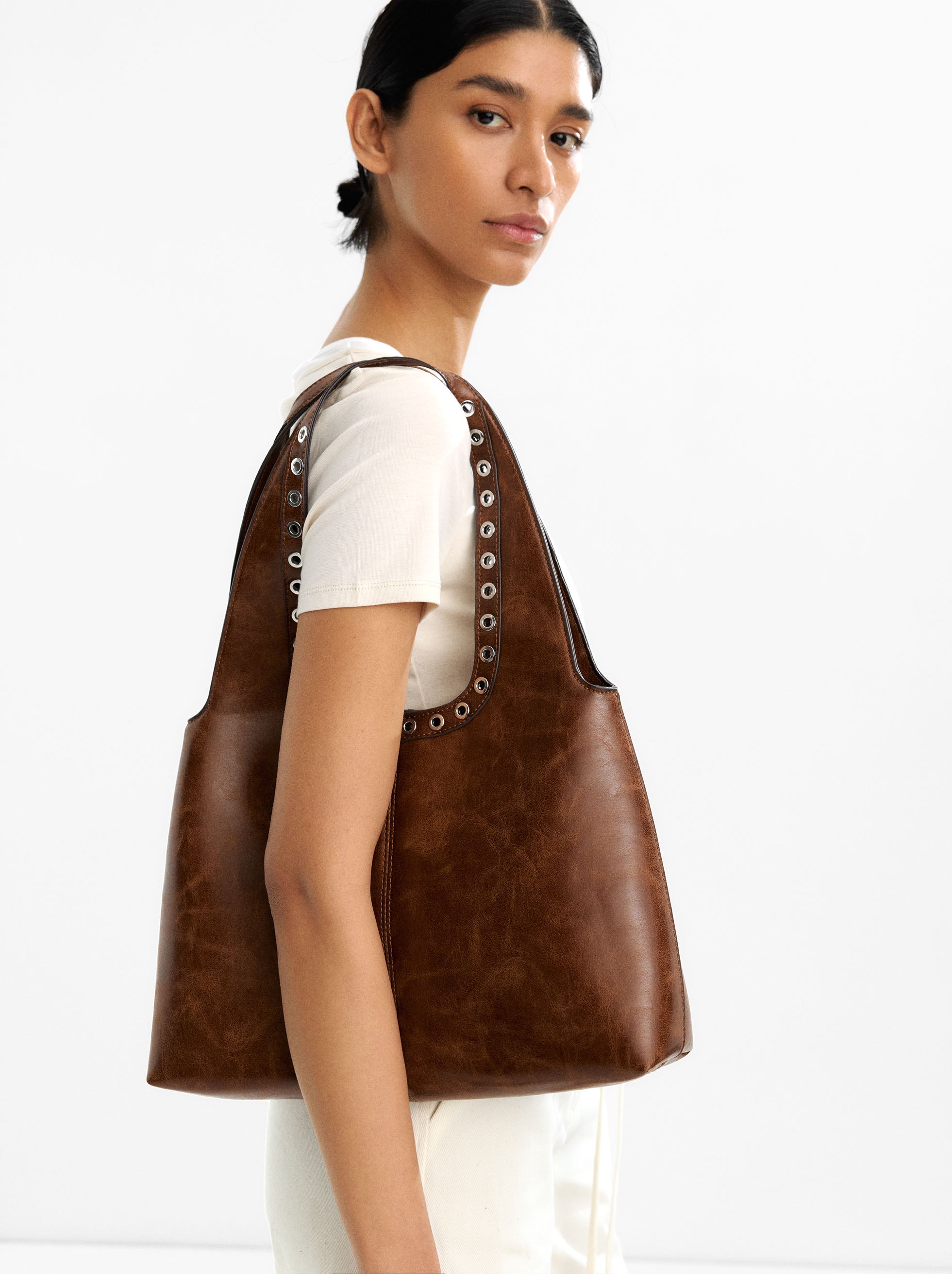 Bolso De Hombro Efecto Craquelado Con Tachuelas